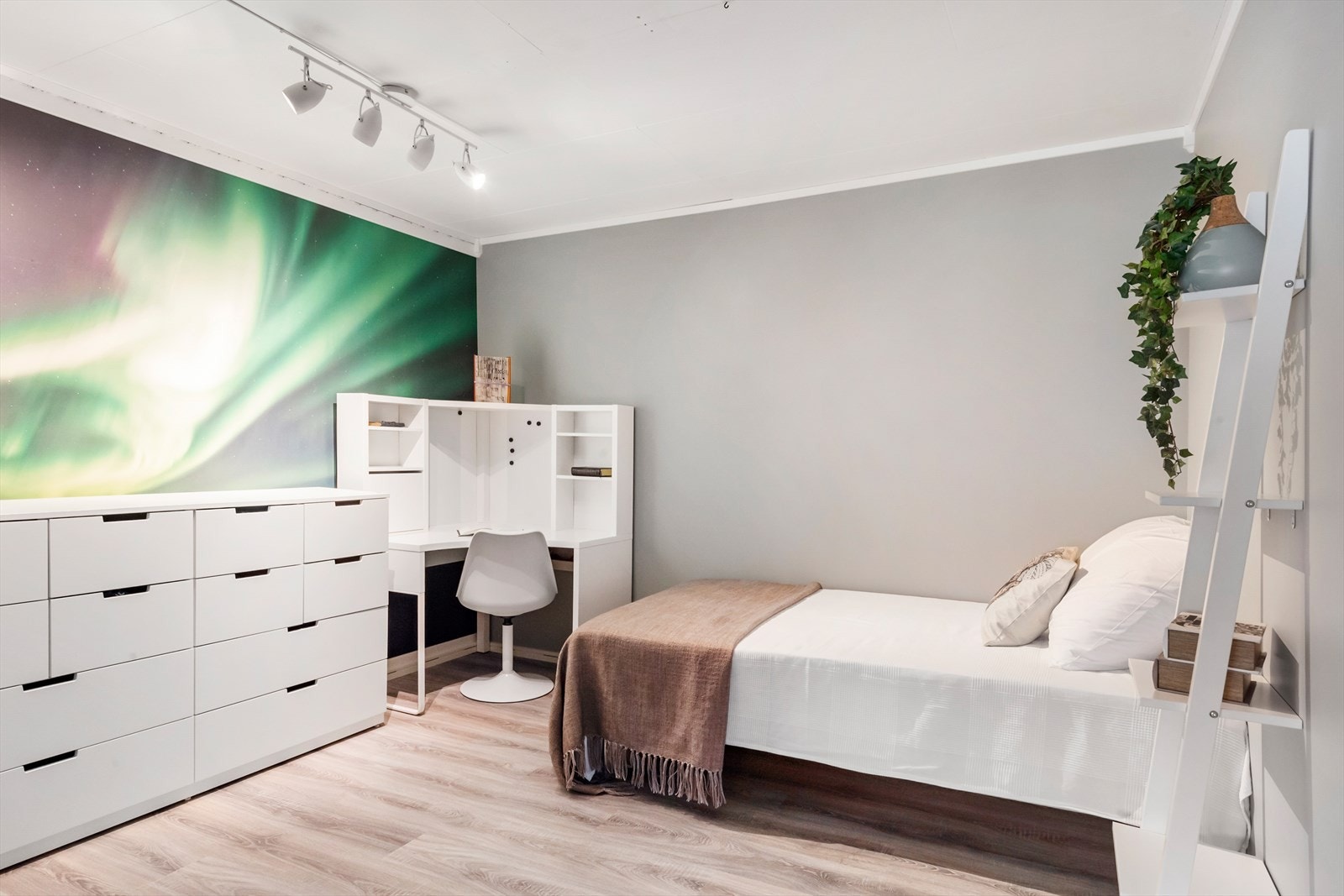 Sovealkove med inngang fra soverommet på høyre side når du kommer inn i boligen. Rommet er av god størrelse. Galleribilde