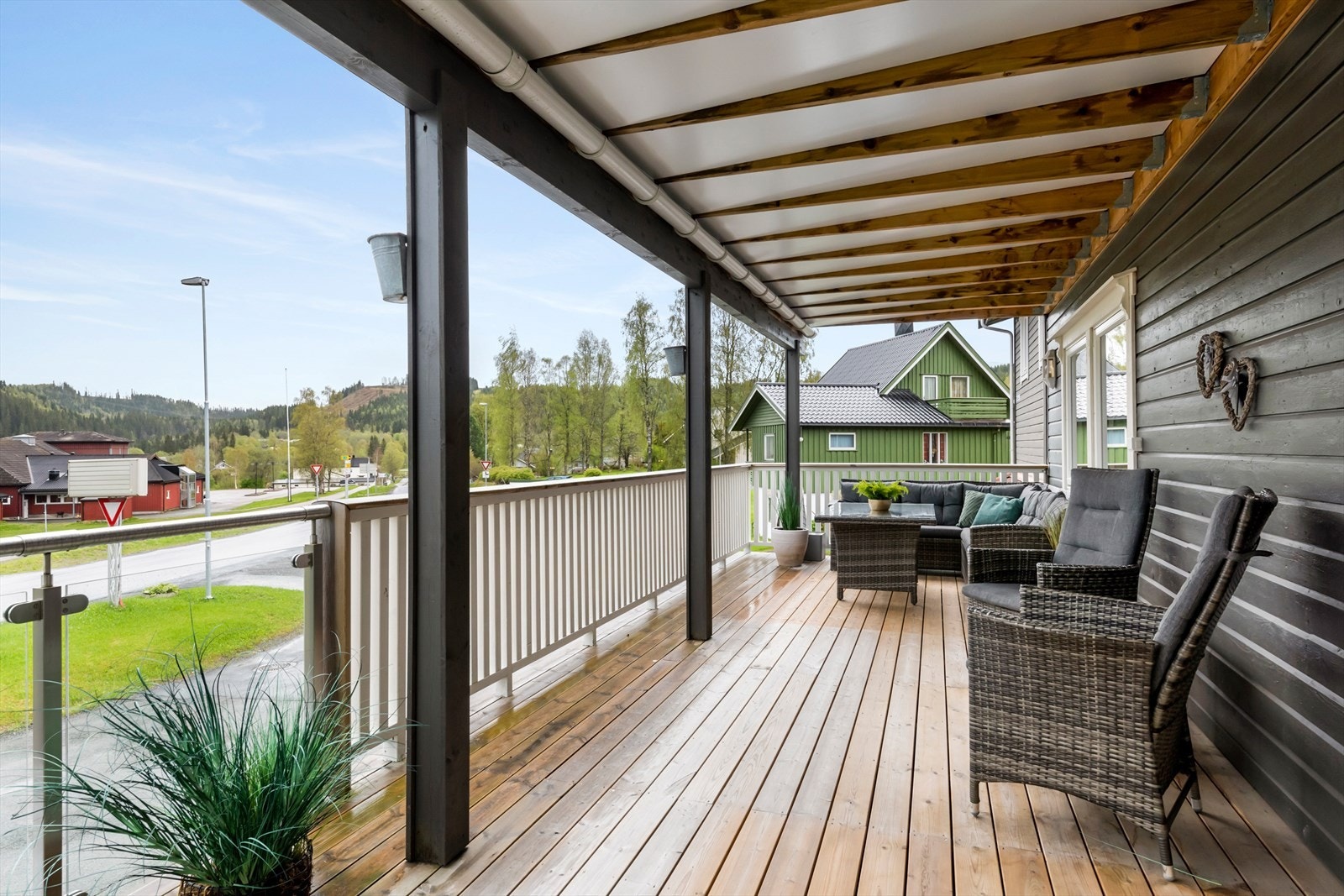 Fra stuen er det utgang til en trivelig balkong på cirka 30 m2, her er det plass til flere sittegrupper. På baksiden av leiligheten er det en nybygd grillstue som er felles for alle beboere. Galleribilde