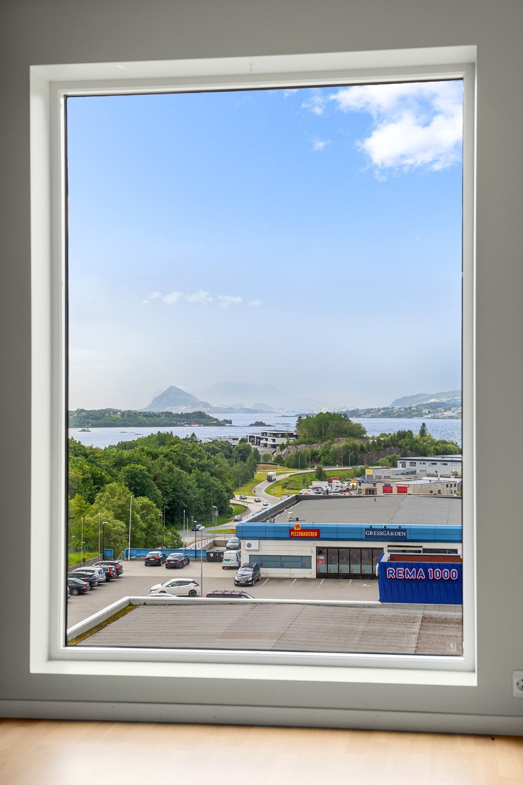 Utsikt fra stue/kjøkken mot vest - her er det god plass til spisestue Galleribilde