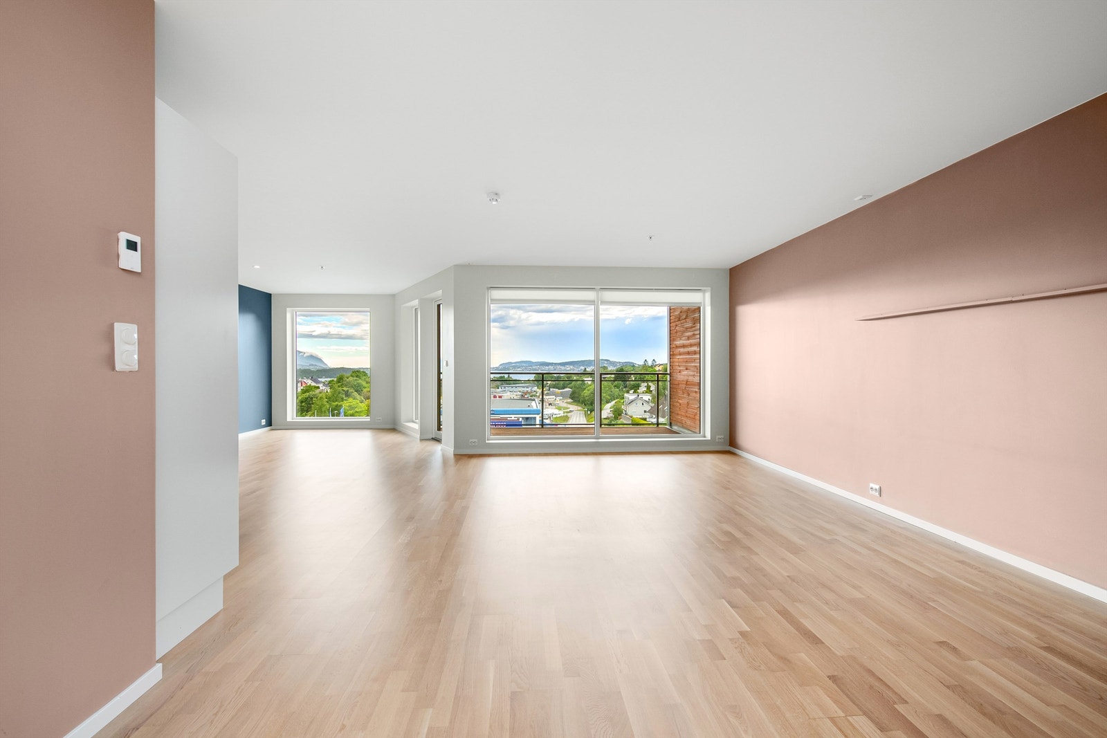 Det er store vindusflater på stuen mot vest som gir godt med naturlig lysinnslipp Galleribilde