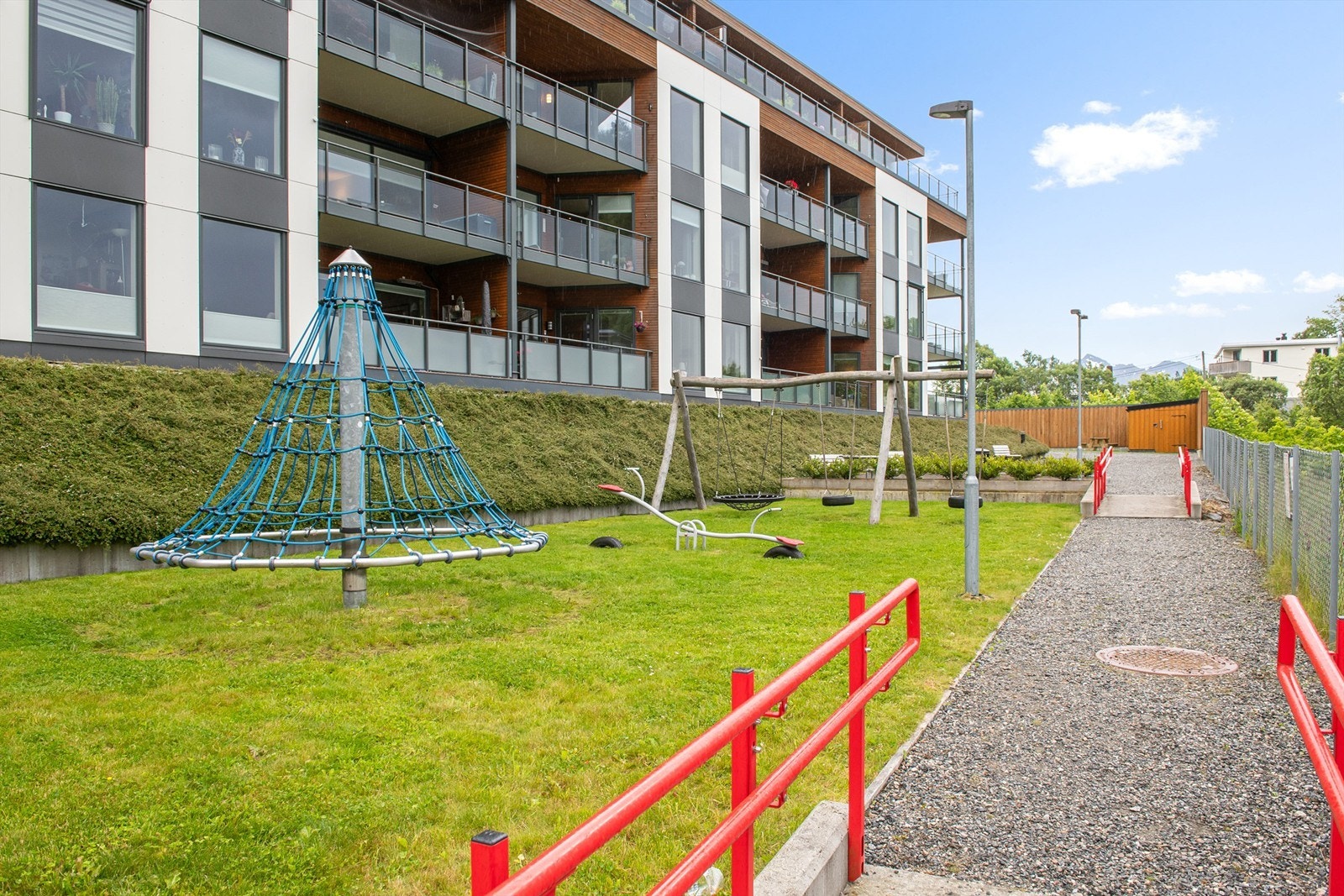 Fellesareal og lekeplass mot vest Galleribilde