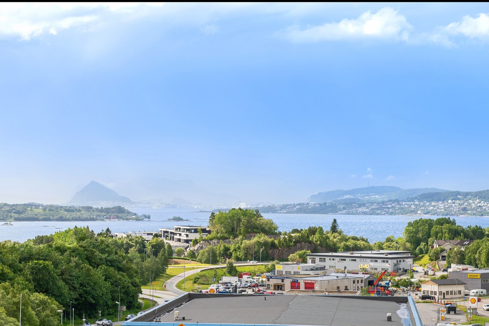 Fra leiligheten er det utsikt mot Borgundfjorden, Breisundet og Sukkertoppen i vest. Galleribilde