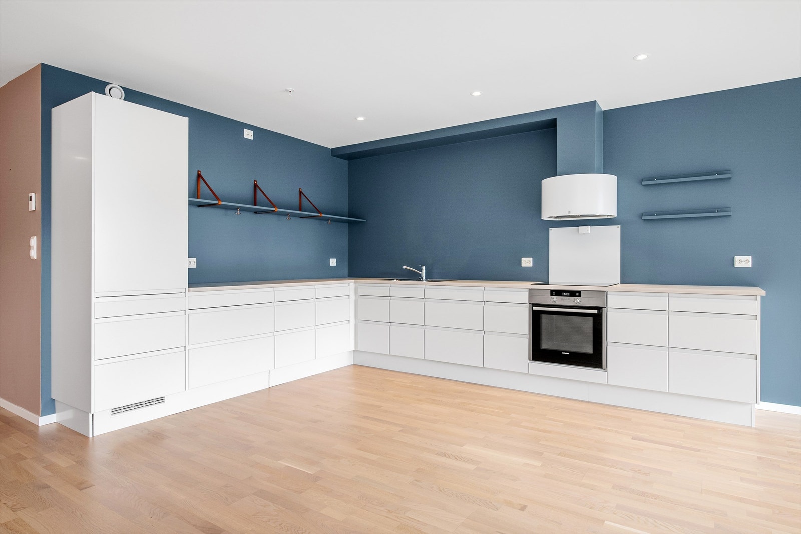 Kjøkkeninnredningen er fra Norema med profilerte fronter og benkeplate av laminat Galleribilde