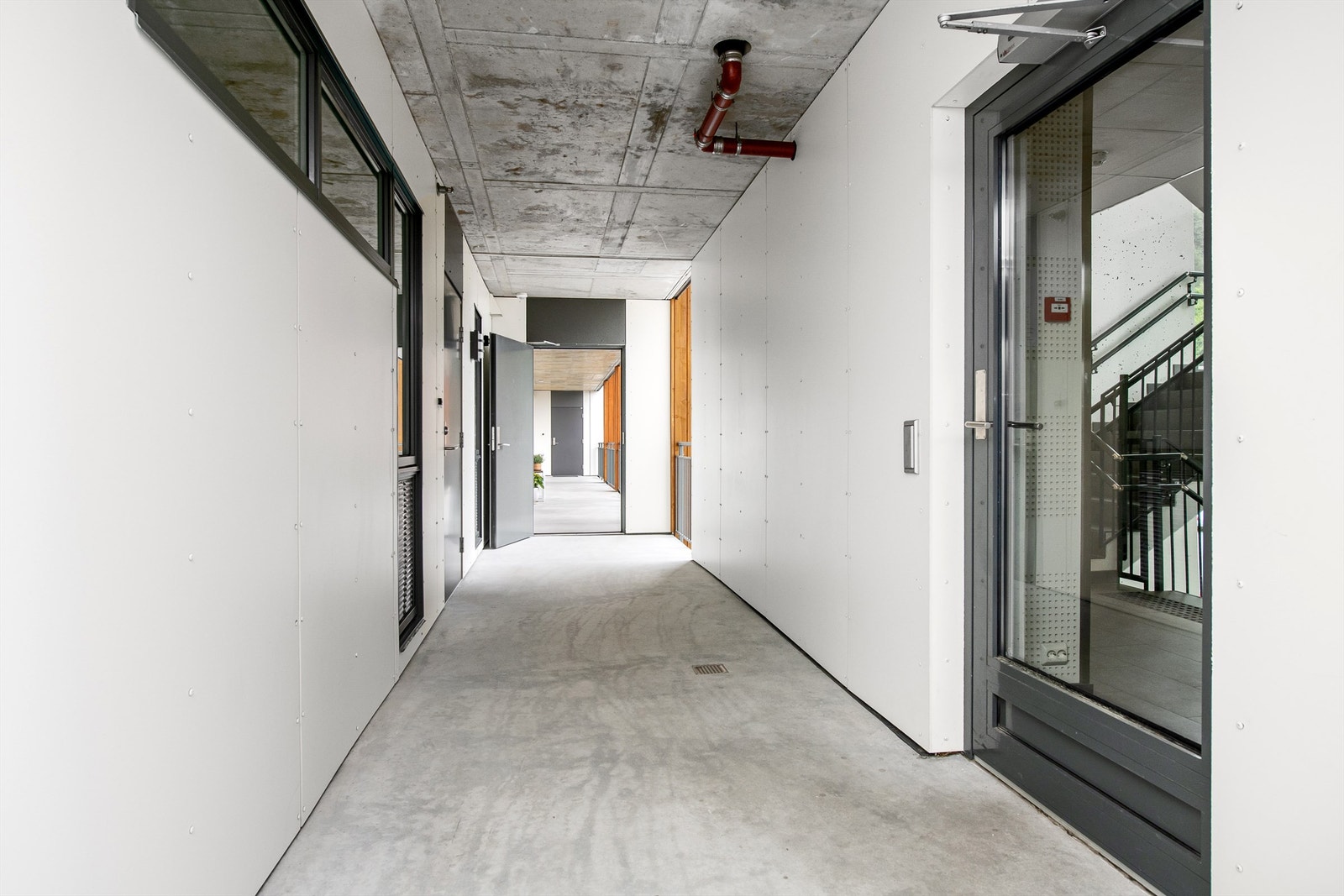 Adkomst til leiligheten via svalgang mot øst. Heis og trappegang Galleribilde