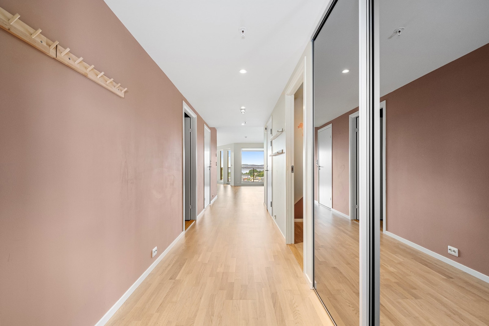 Fra gang mot stue Galleribilde