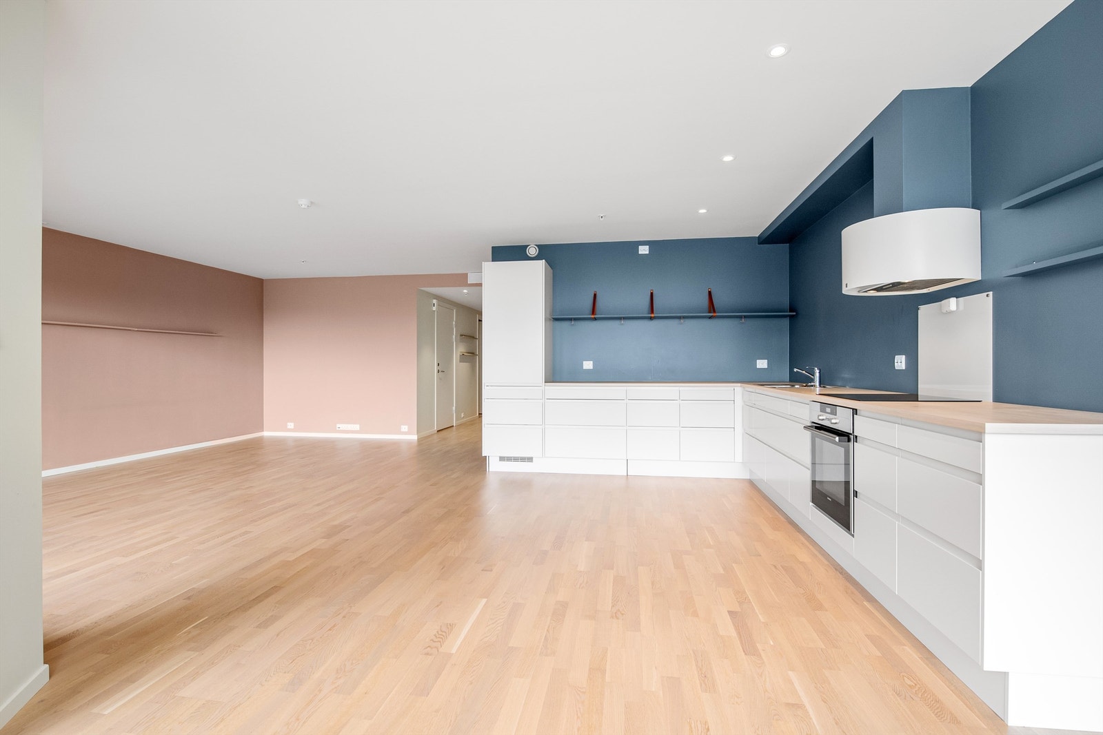 Stue og kjøkken i åpen løsning Galleribilde