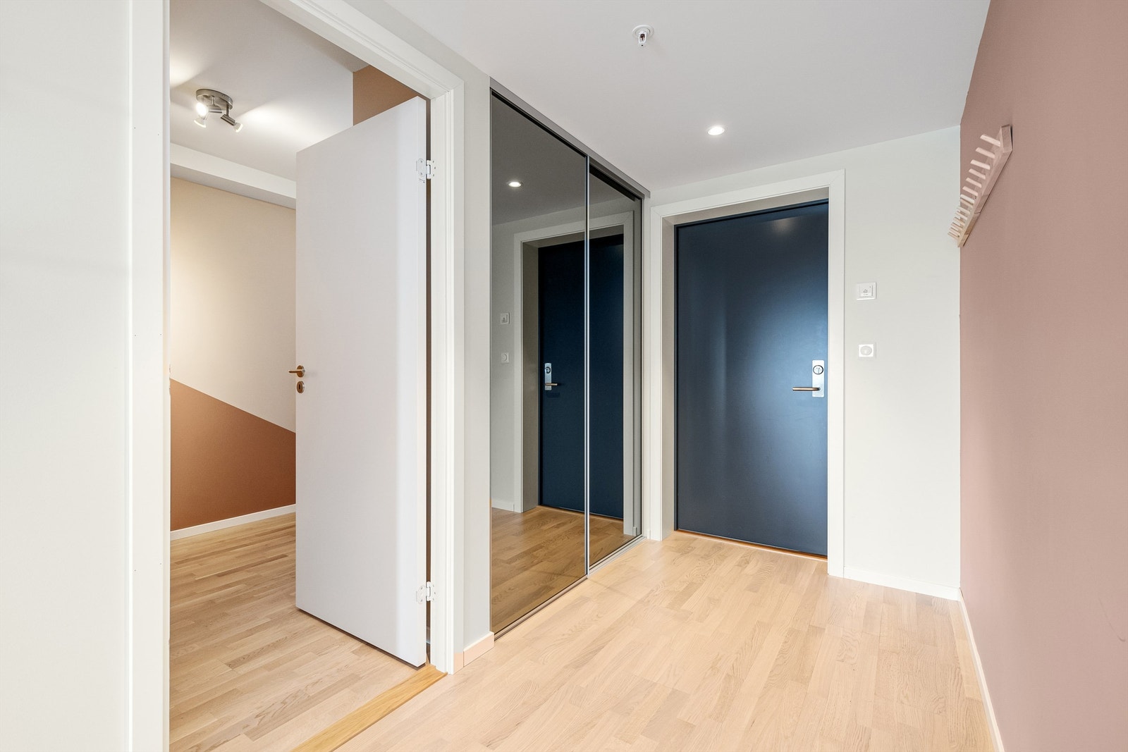 Gang/entre med skyvedørsgarderobe Galleribilde