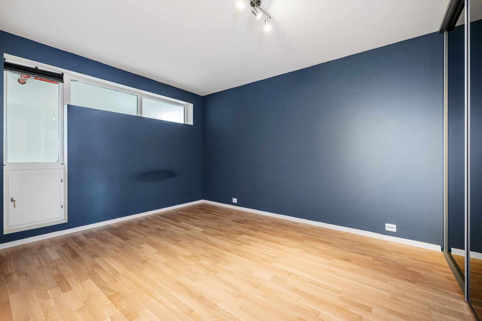 Hovedsoverom med skyvedørsgarderobe Galleribilde