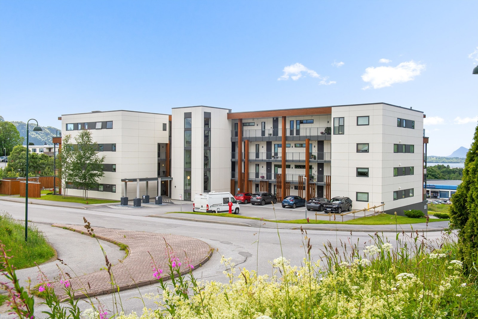 Fasade og adkomstparti fra blokken sett fra øst Galleribilde