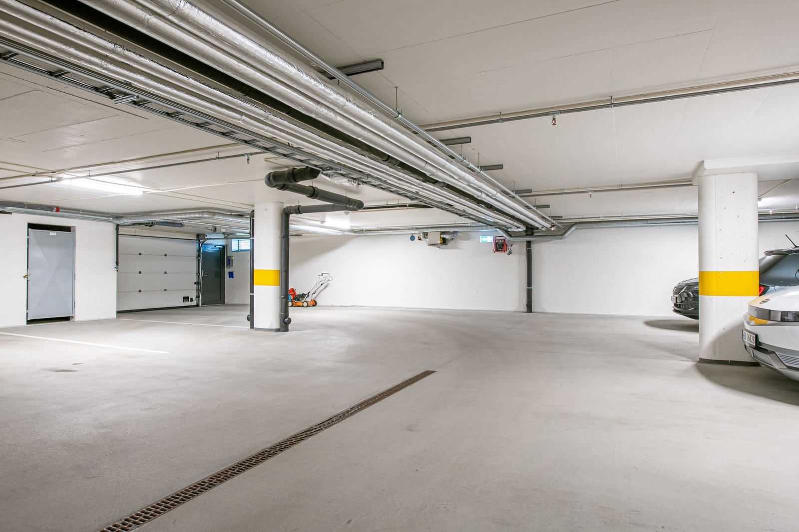 Felles garasjeanlegg i kjeller hvor leiligheten har parkeringsplass. Herfra er det heis til leiligheten Galleribilde