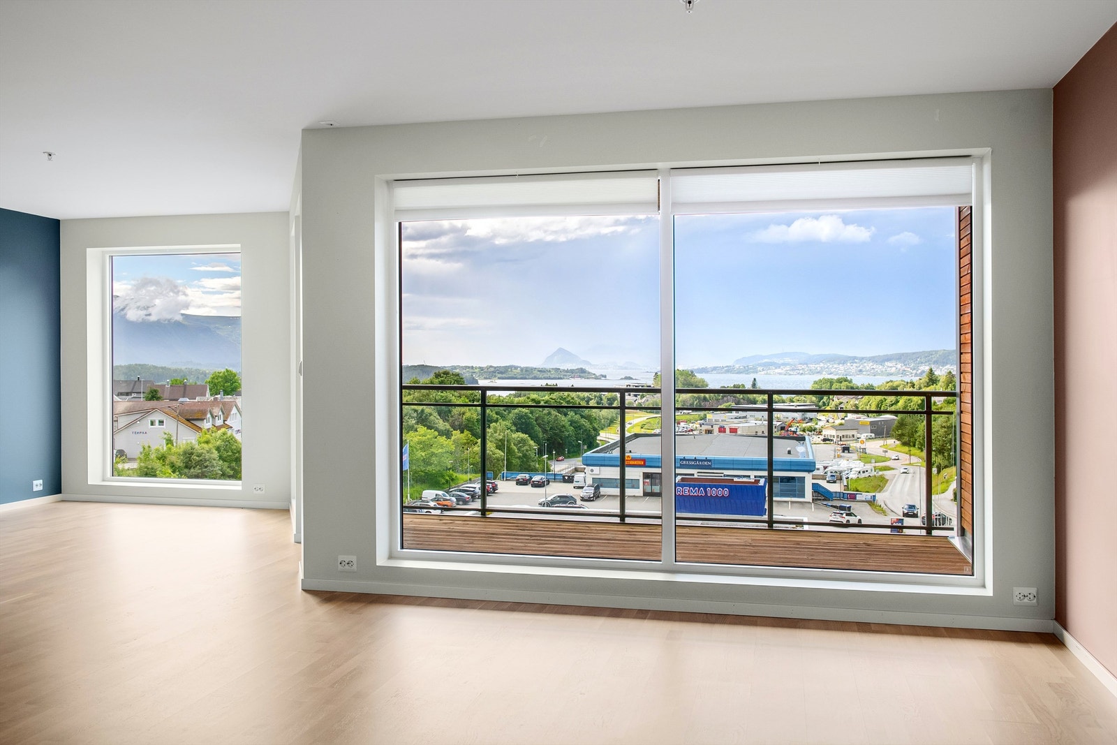 Flott utsikt og store vindusflater mot vest Galleribilde