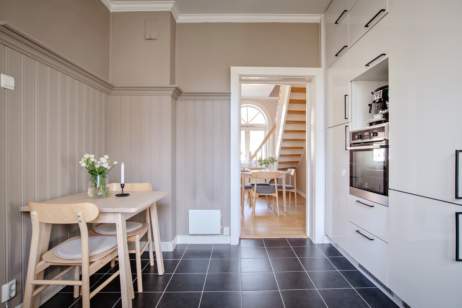 Det er også plass til et lite spisebord Galleribilde