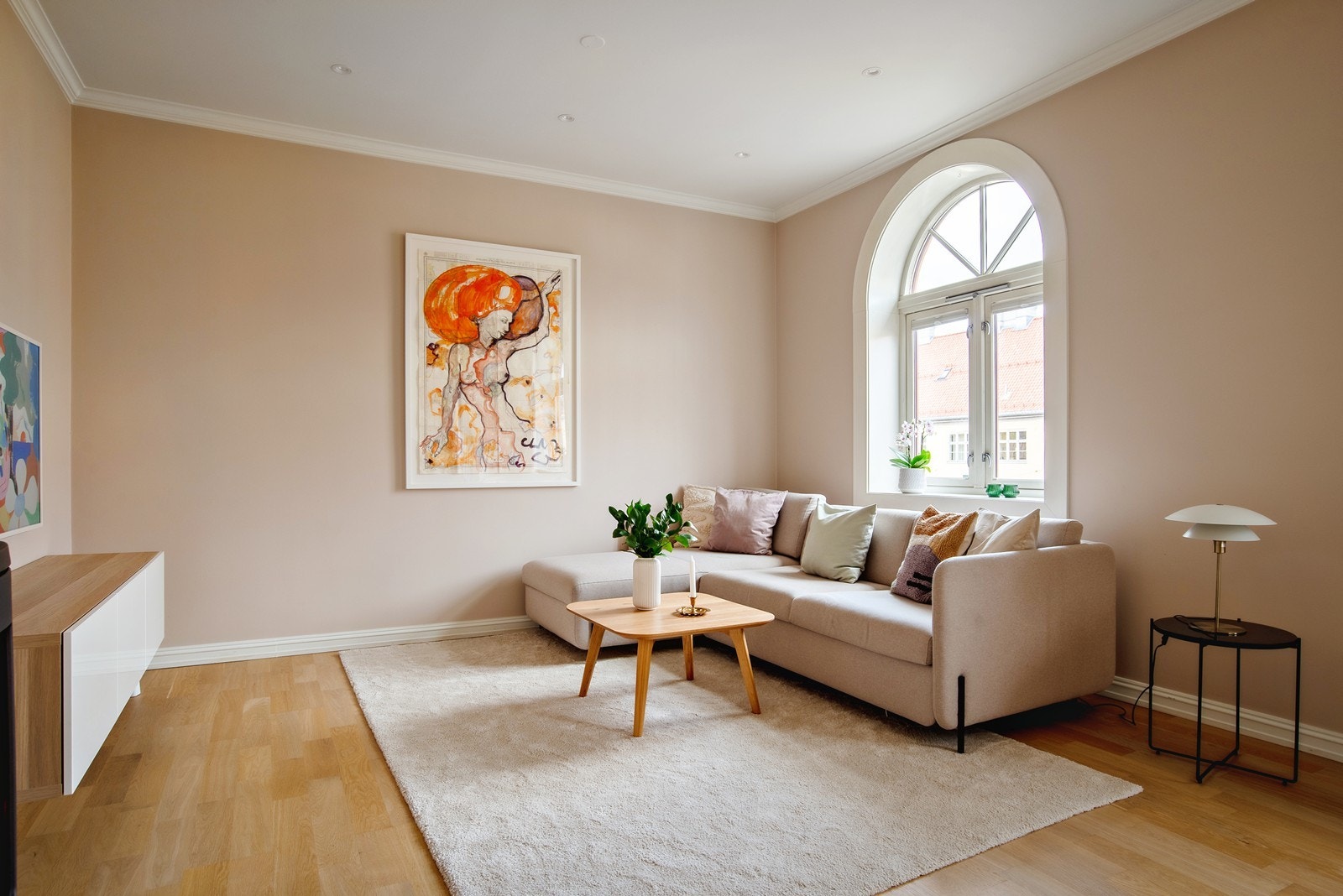 Stor stue med god plass til sofagruppe og diverse møblement Galleribilde