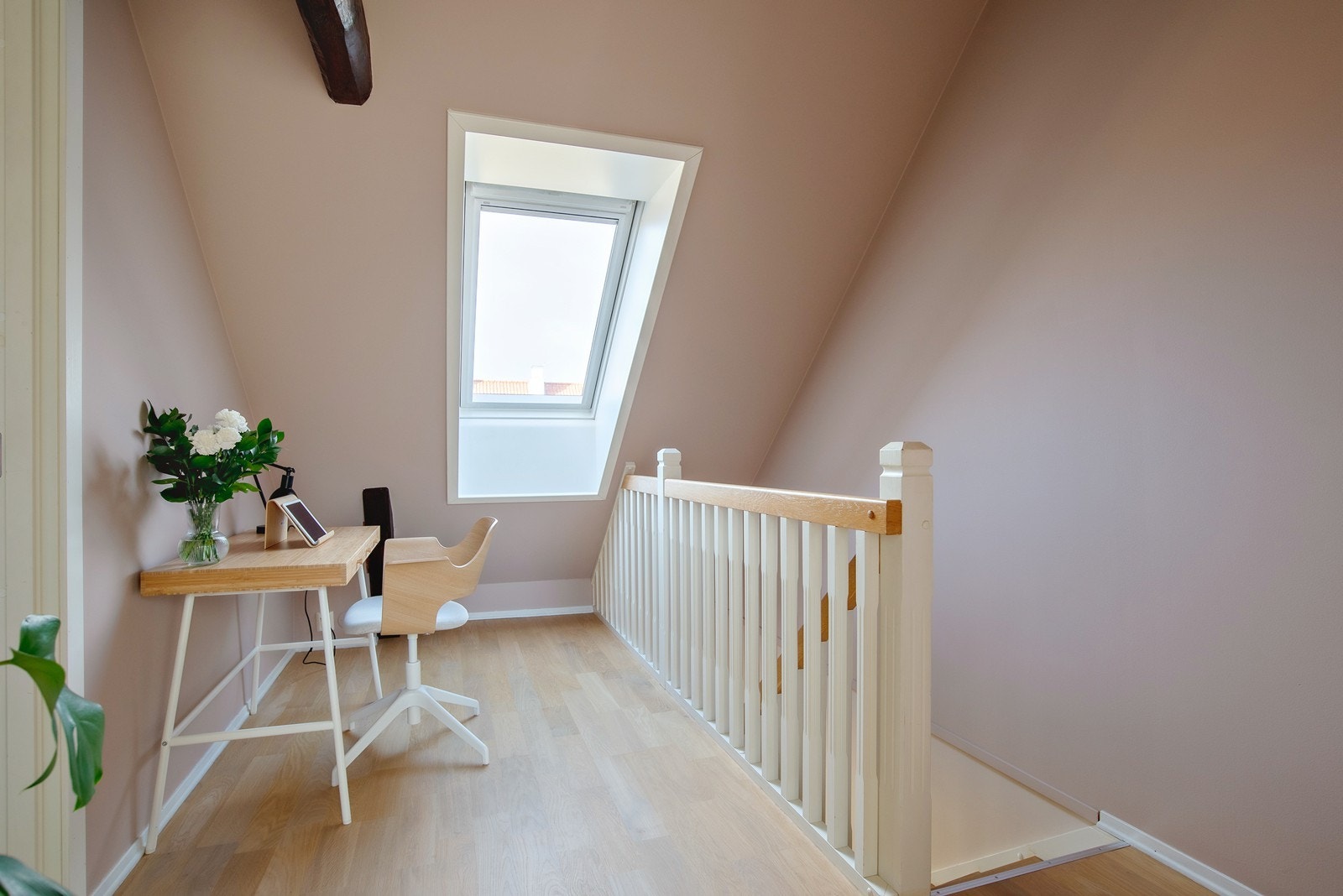 Toppetasjen består av 2 soverom og denne kontorplassen Galleribilde