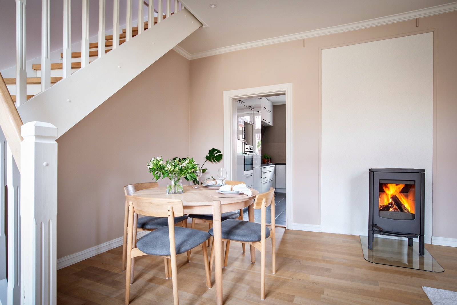 Naturlige soner gjør leiligheten lett å møblere Galleribilde