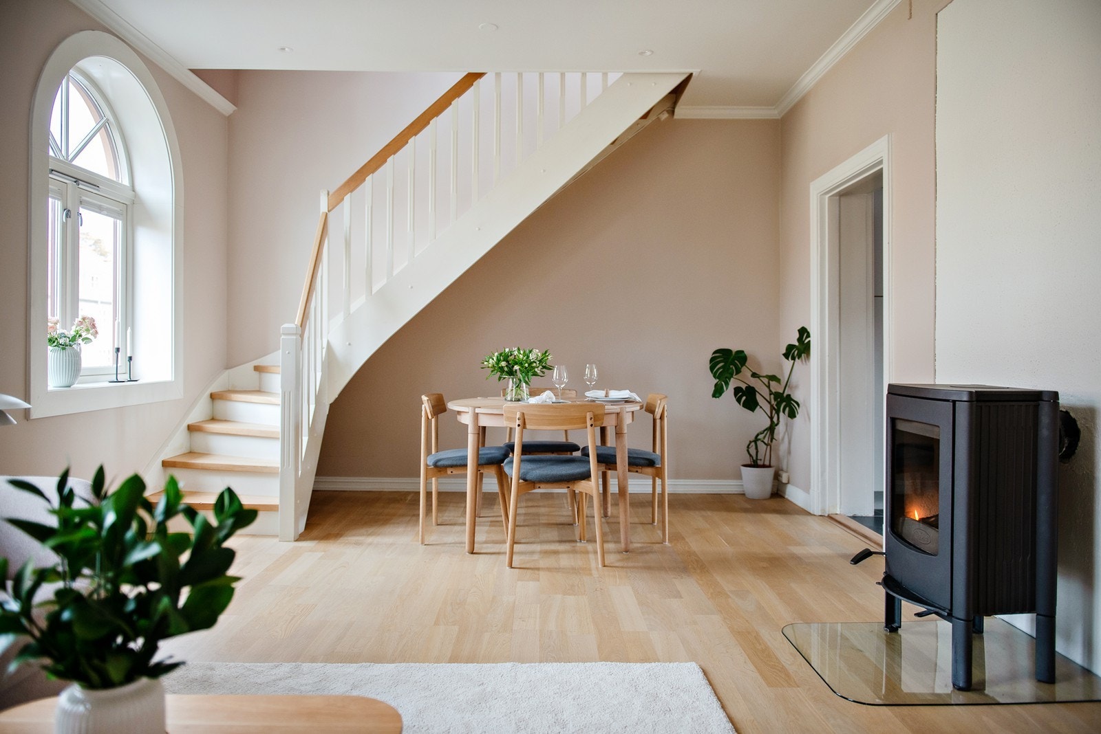 3. etasje består av stue/spisestue, kjøkken og bad Galleribilde