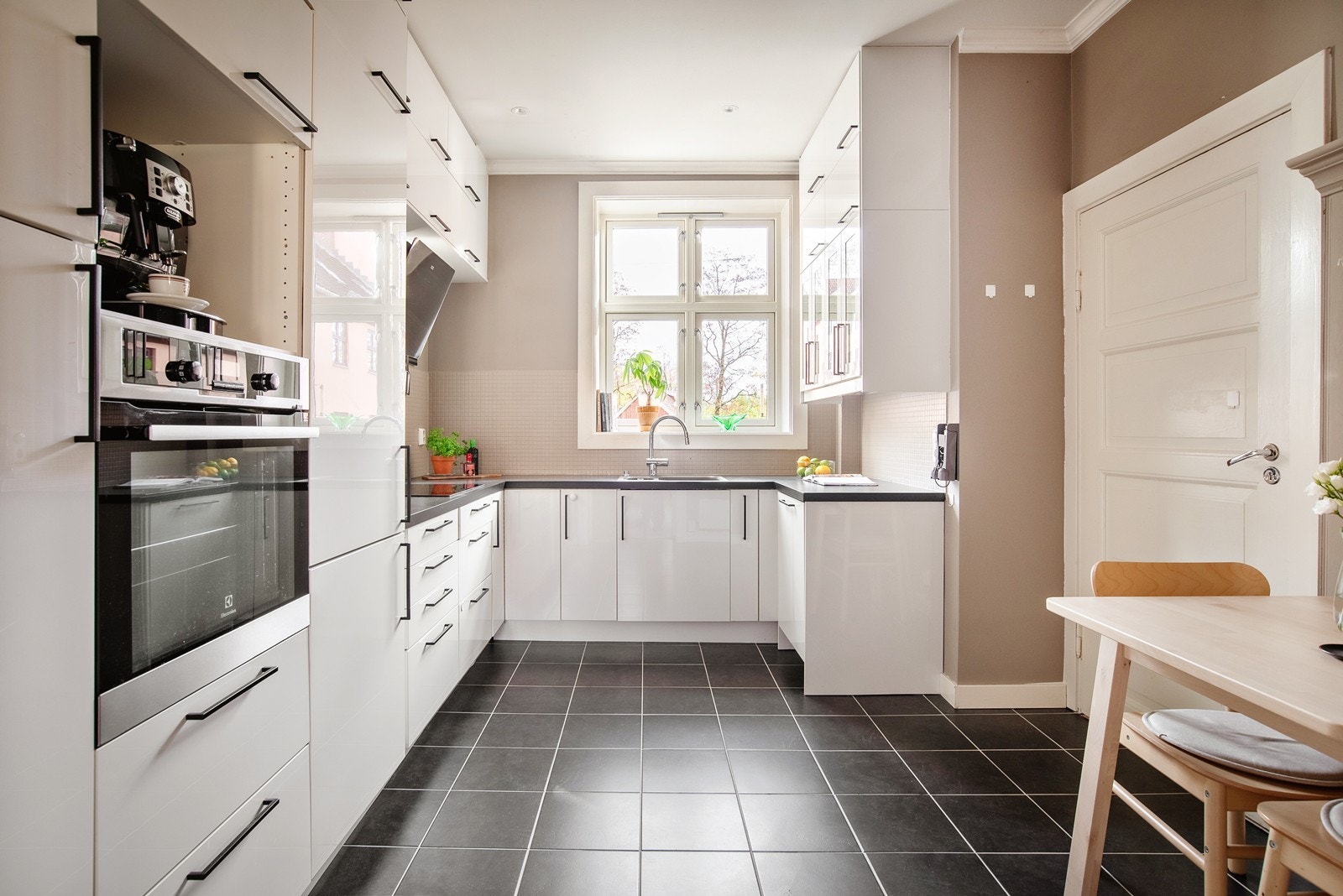 Separat kjøkken med mye skapplass Galleribilde