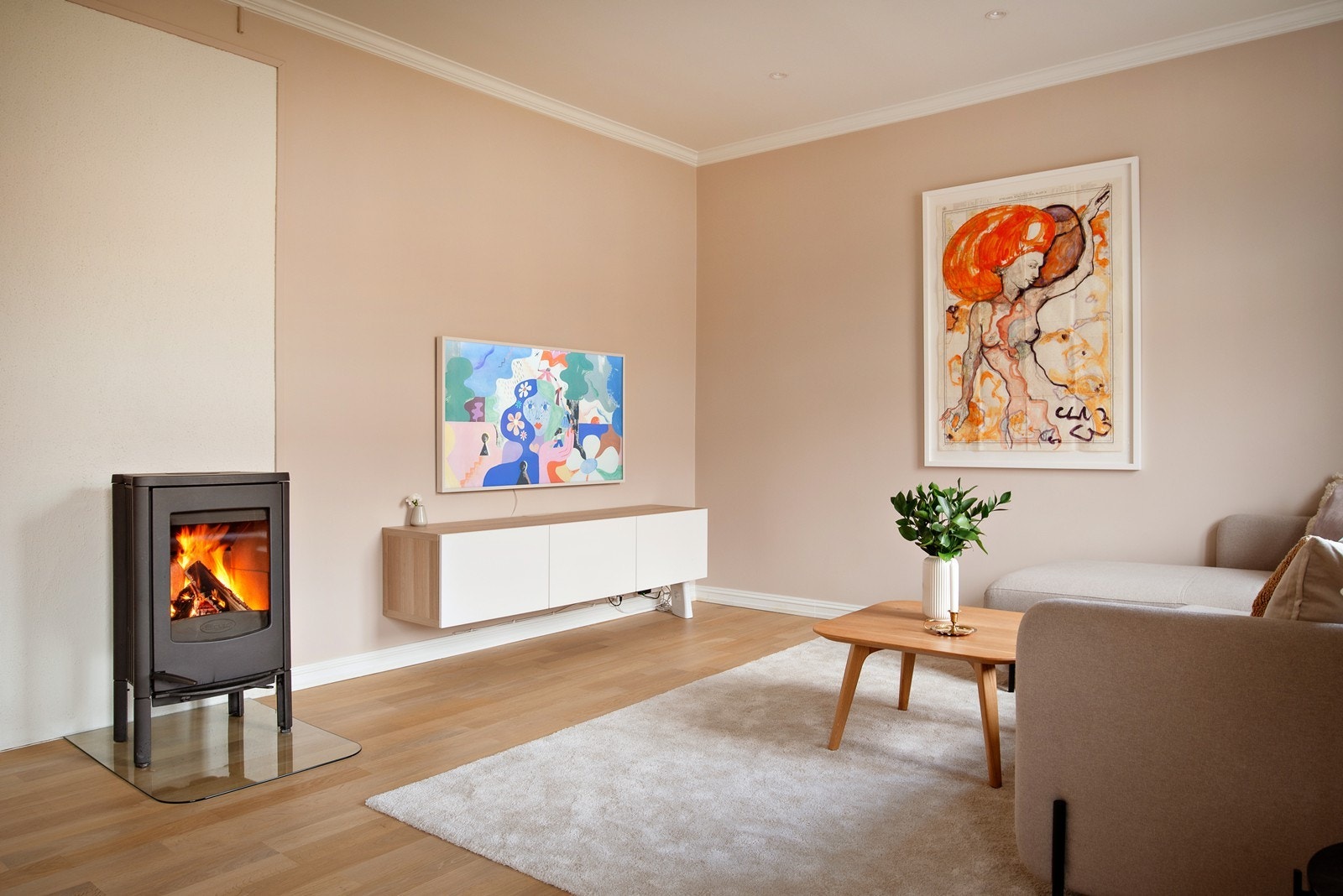 Stue med hyggelig peis Galleribilde