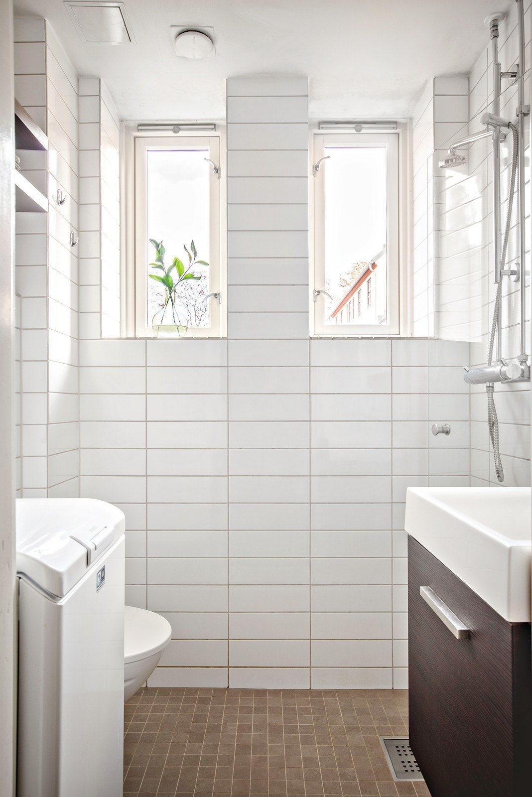 Pent flislagt baderom, pusset opp i 2010. Opplegg for vaskemaskin Galleribilde