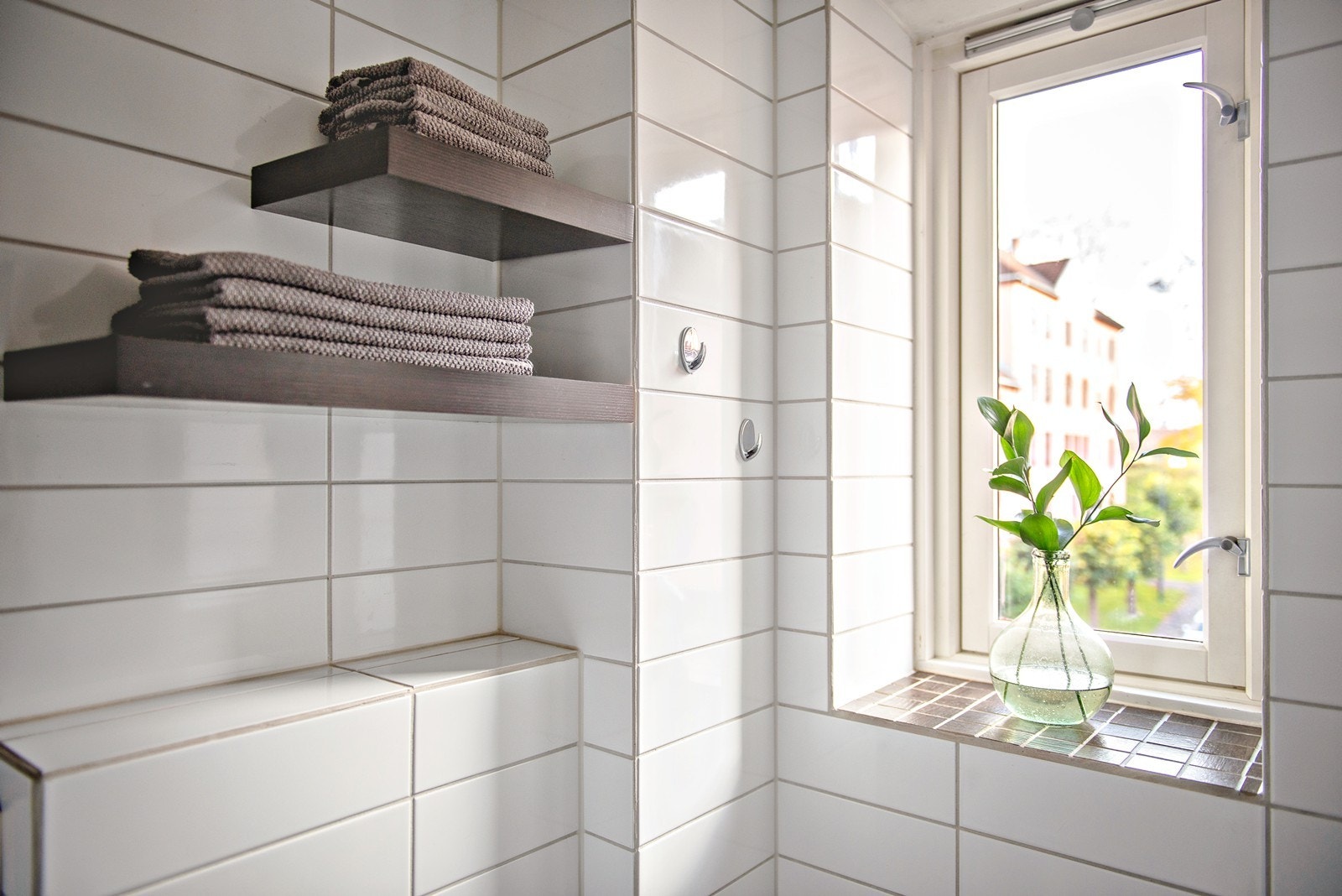 Lyst og arealeffektivt bad med to vinduer som gir fint med naturlig lysinnslipp Galleribilde