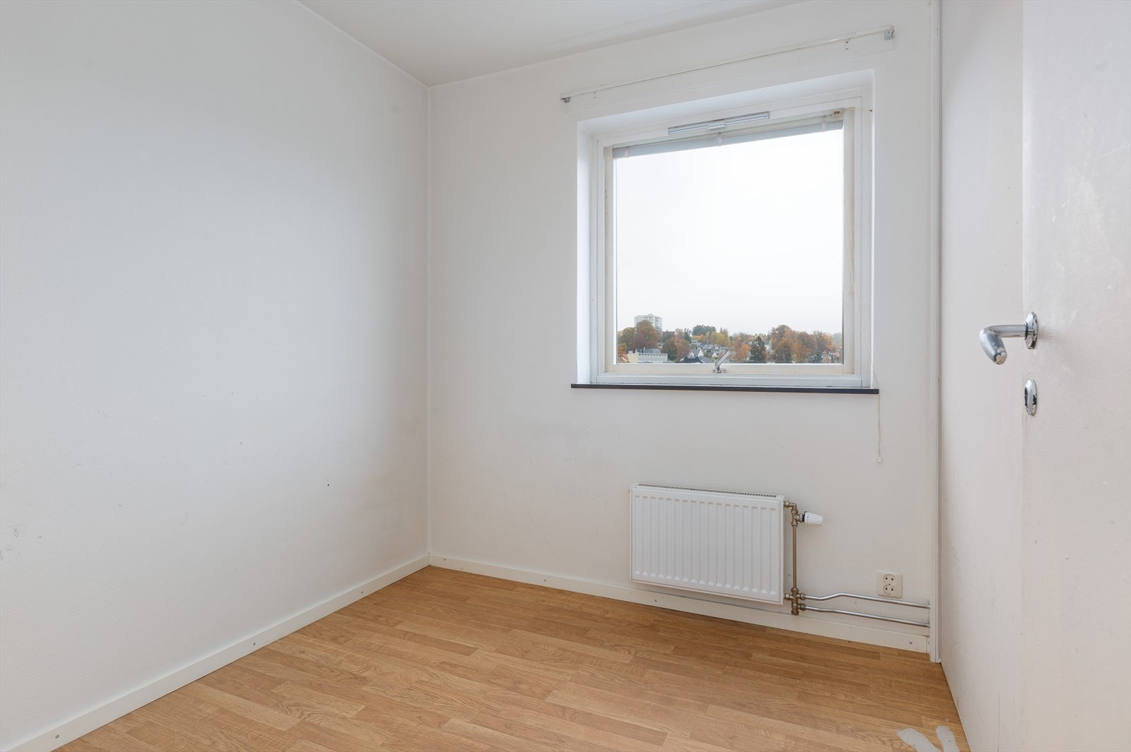 Lys soverom med innsatt skyvedørsgarderobe Galleribilde