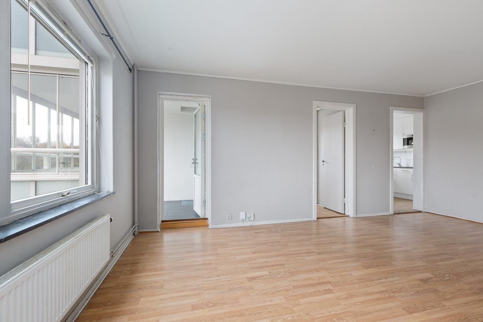 Fra stuen kan du direkte bevege deg ut på en innglasset balkong som blir en naturlig forlengelse av stuen Galleribilde