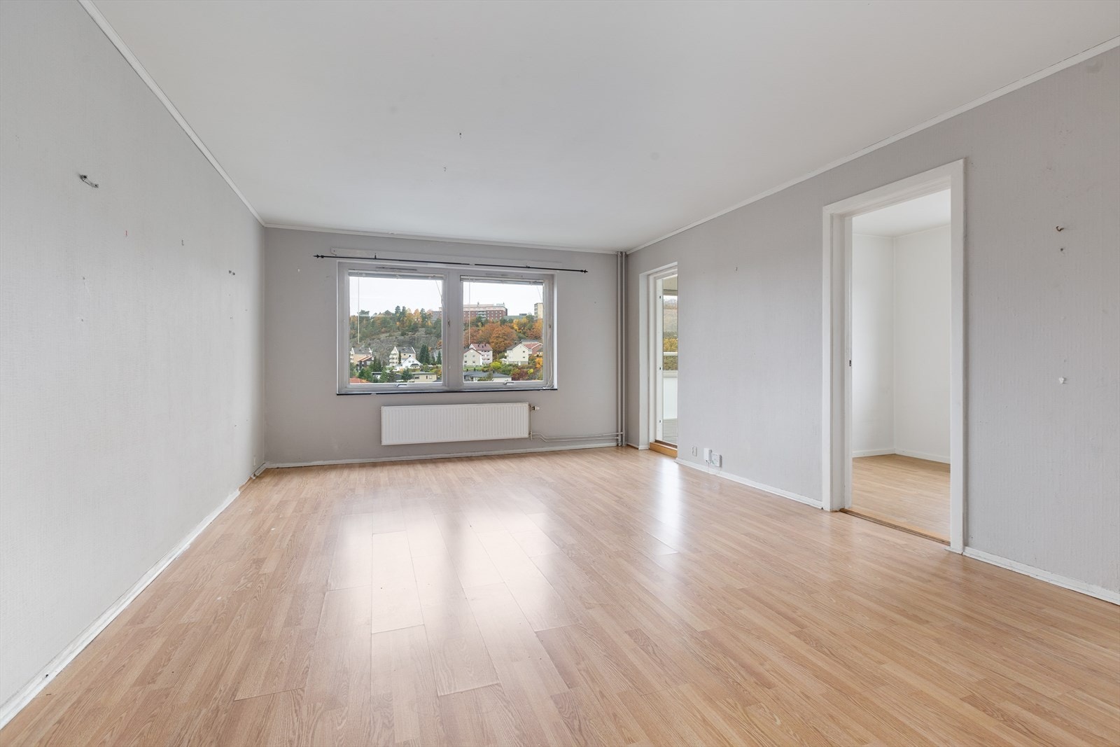 Lys stueavdeling med behov for oppgradering Galleribilde