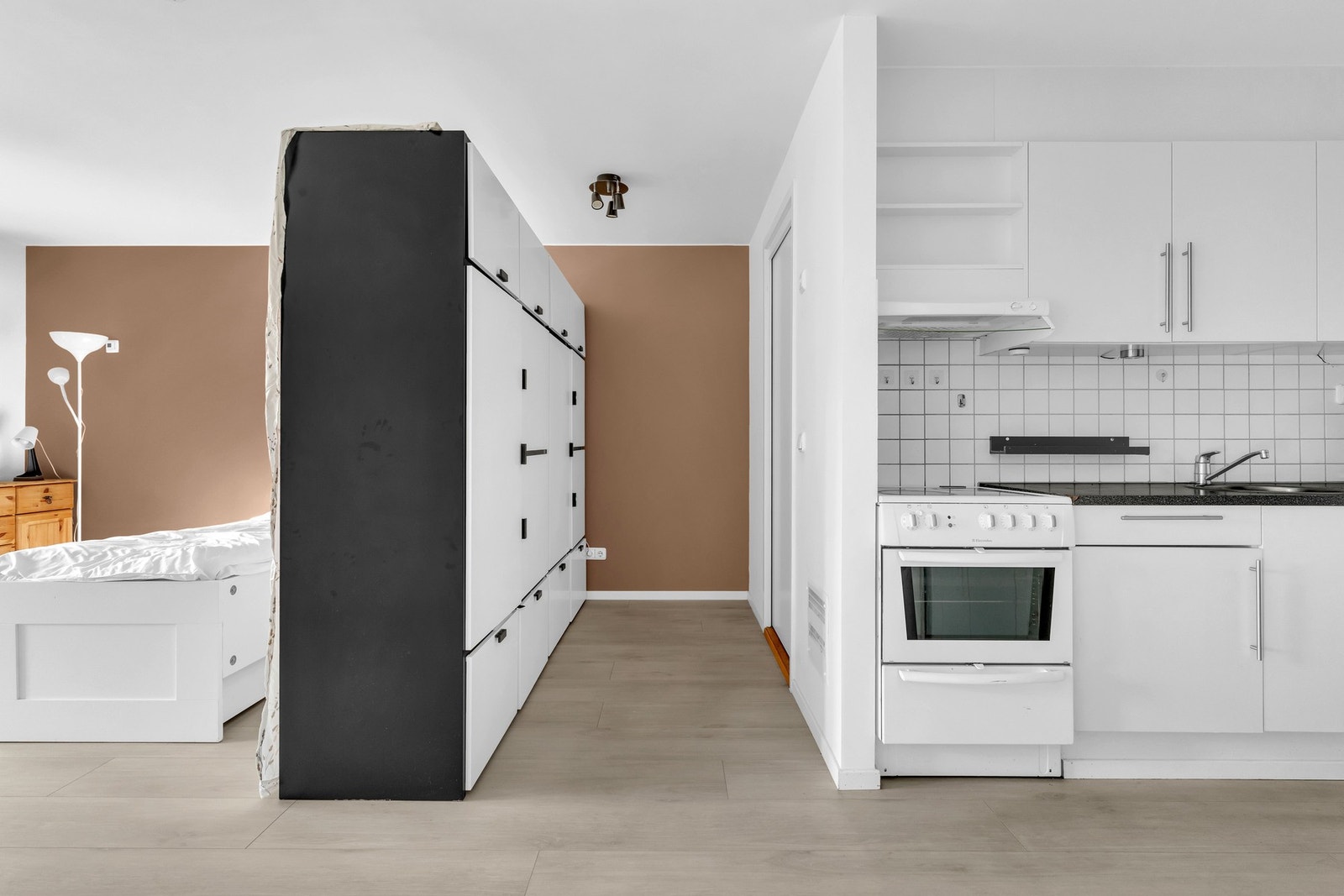 Delvis åpen stue-/kjøkkenløsning som gjør rommet til et sosialt oppholdsrom Galleribilde