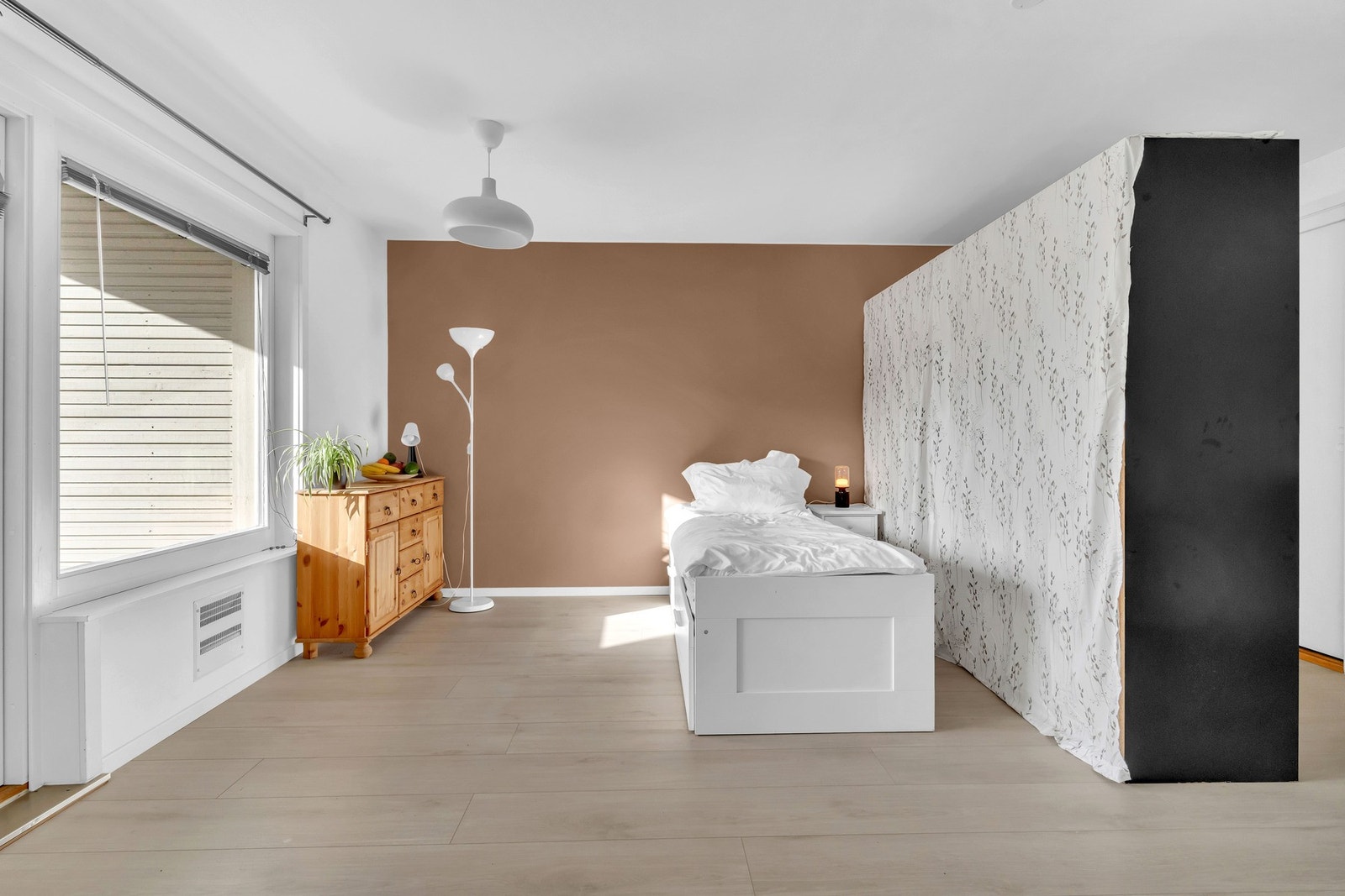 Stuen har flere møbleringsmuligheter og god plass til både sofagruppe, tv-møblement, sovealkove og liten spisegruppe Galleribilde