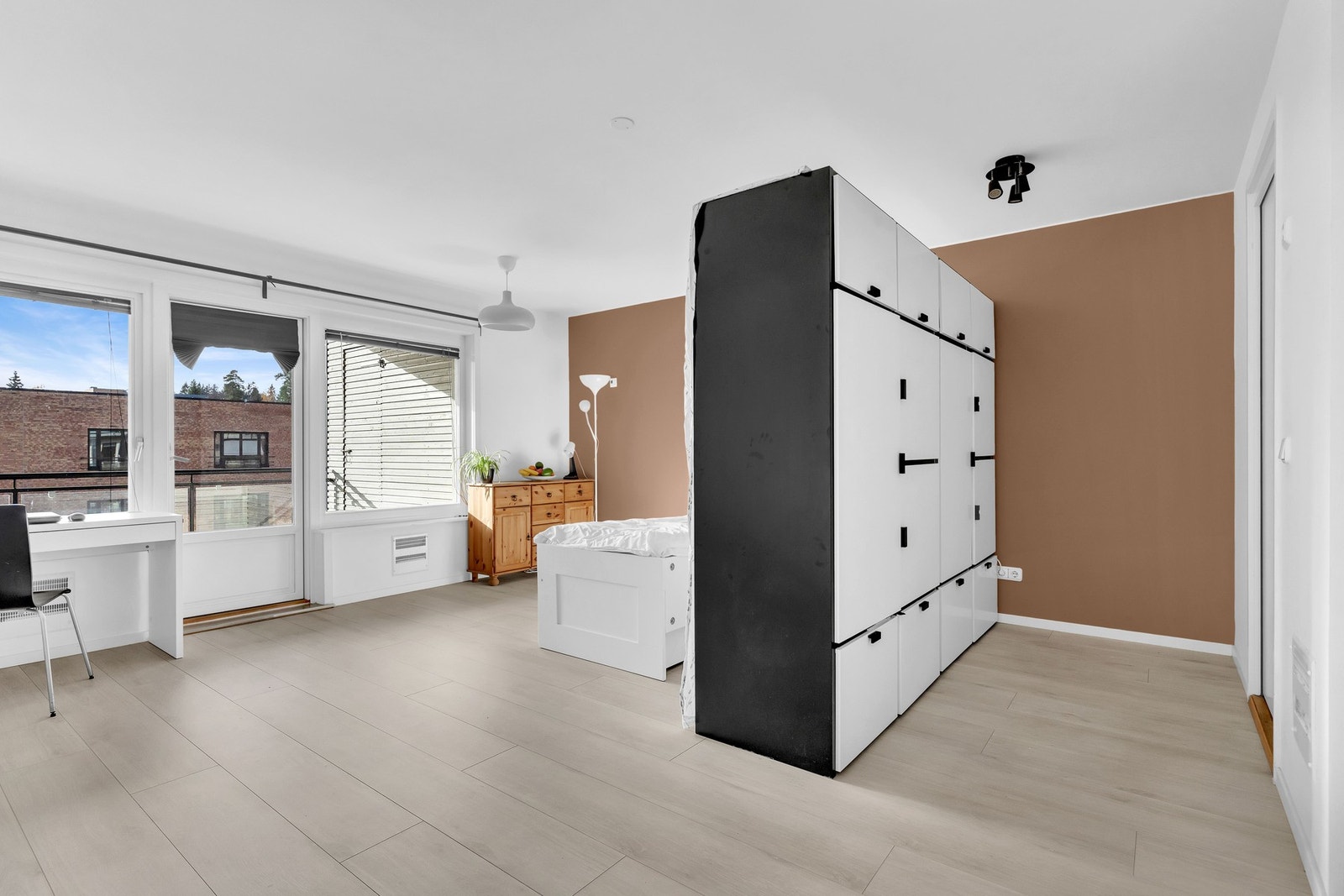 Stuen har gode vindusflater som slipper inn rikelig med naturlig lys Galleribilde