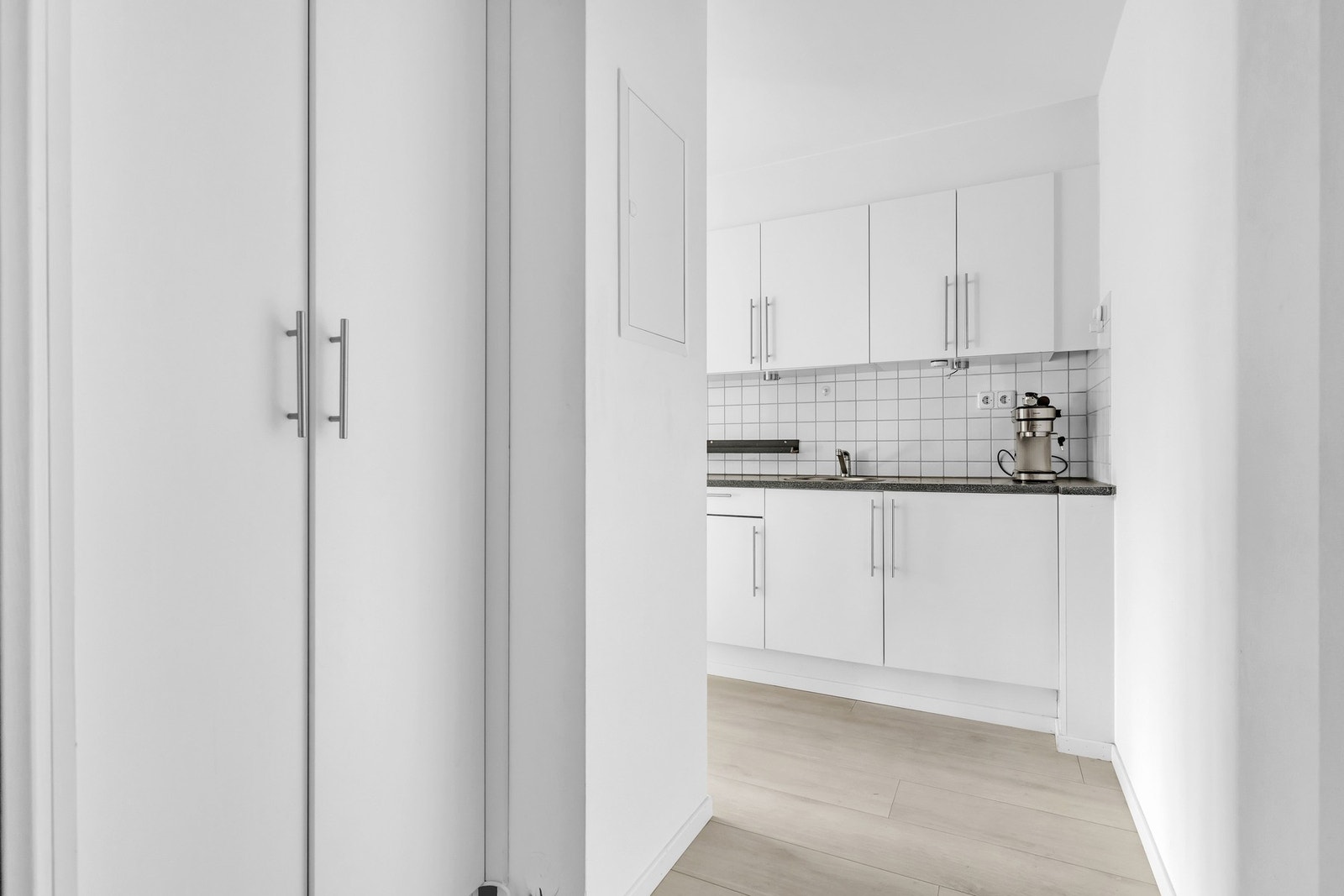 Lys entré med plassbygget garderobeskap som gjør det enkelt å henge fra seg yttertøy Galleribilde