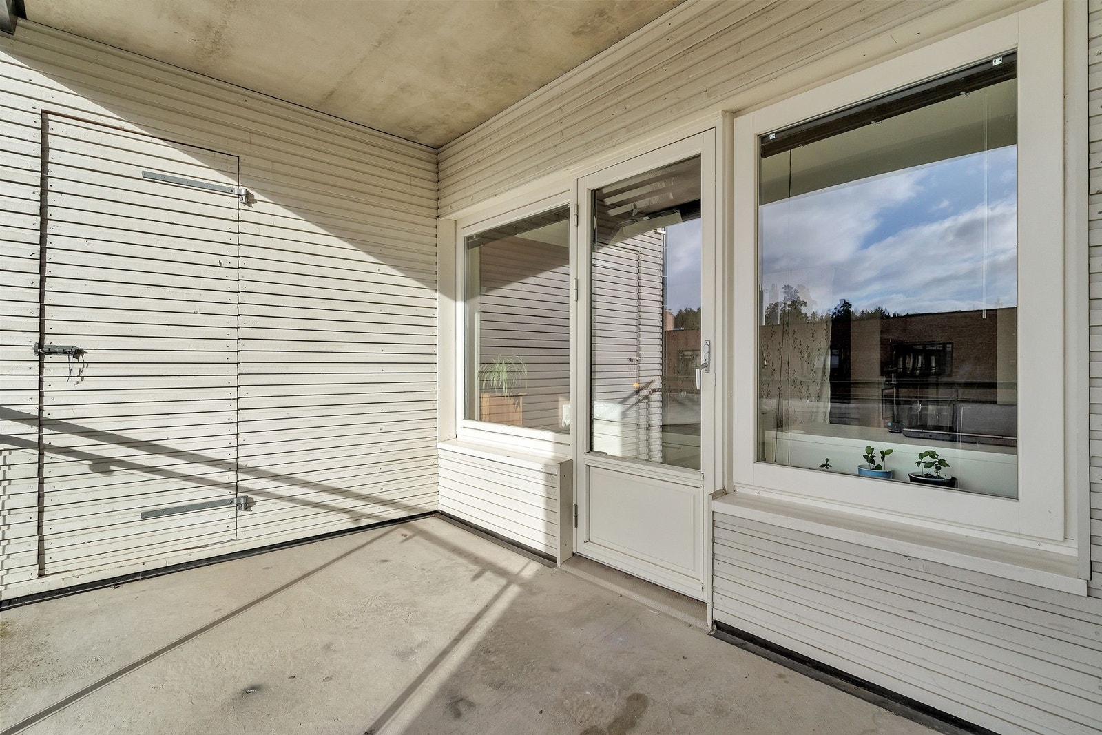 Fra stuen er det utgang til en romslig balkong på 9 m² Galleribilde