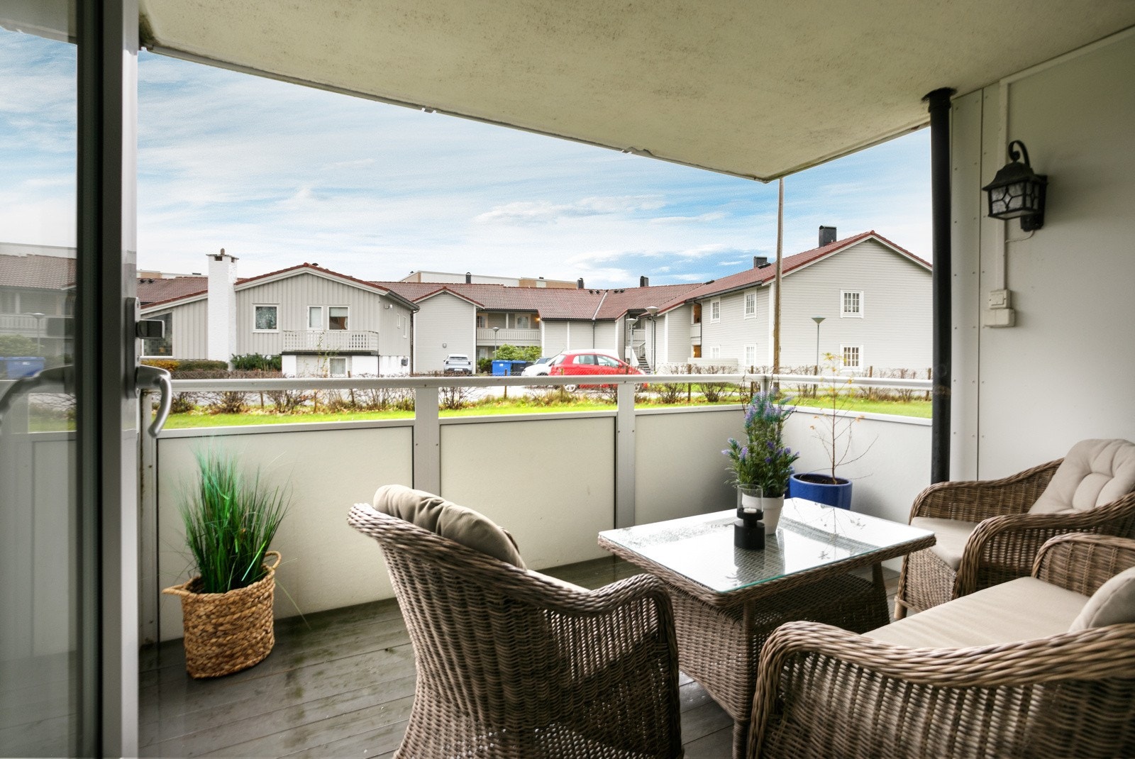 Overbygd veranda på 8 kvm mot vest. Legg merke til stikk og opplegg for lampe. Utført av Bra Elektro i 2015. Galleribilde