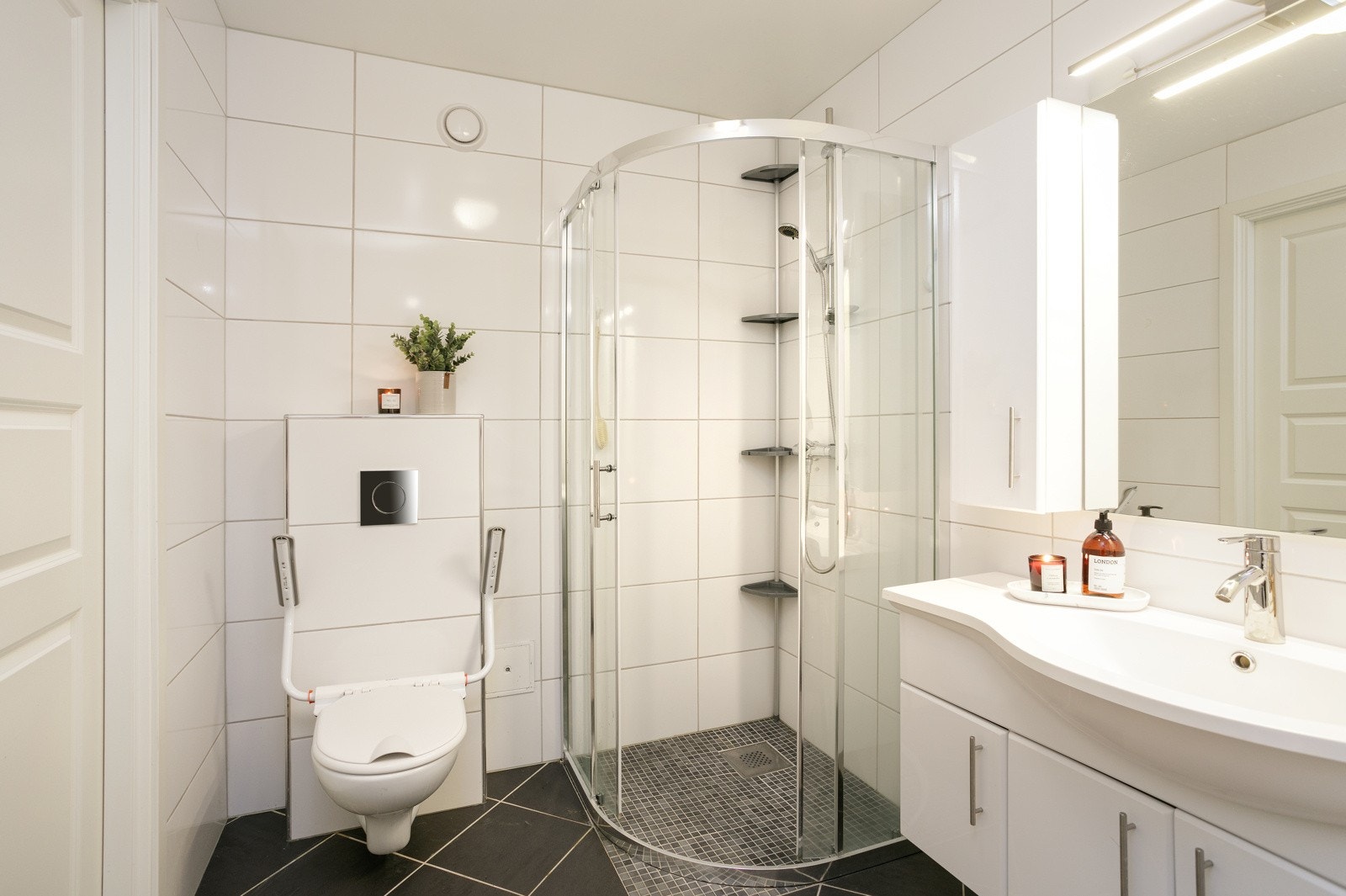 Badet er overflateoppusset i 2010 og håndtak på WC er selvsagt avtakbare. Galleribilde