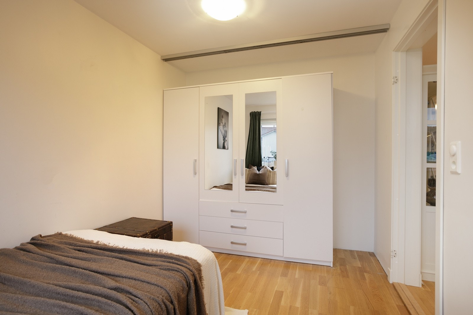 På soverommet er det frittstående garderobeskap, men med skinner i taket kan man vurdere skyvedørsgarderobe. Galleribilde