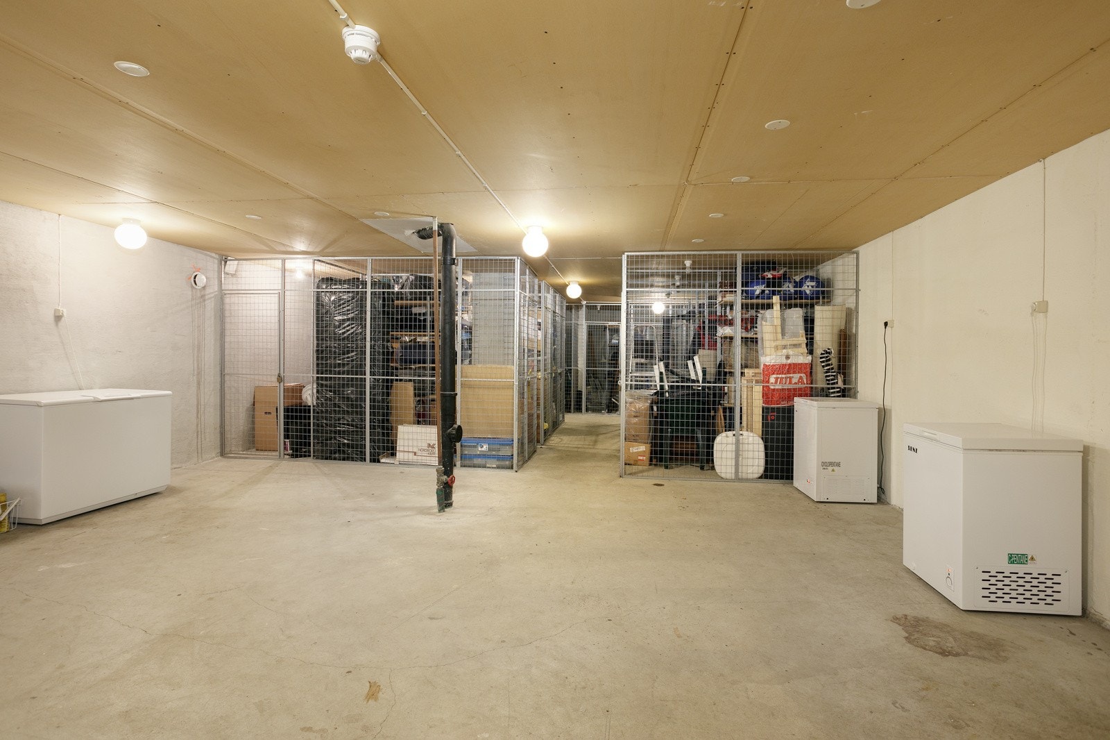 Fellesbod i underetasjen, samt 3 egne boder medfølger. Galleribilde