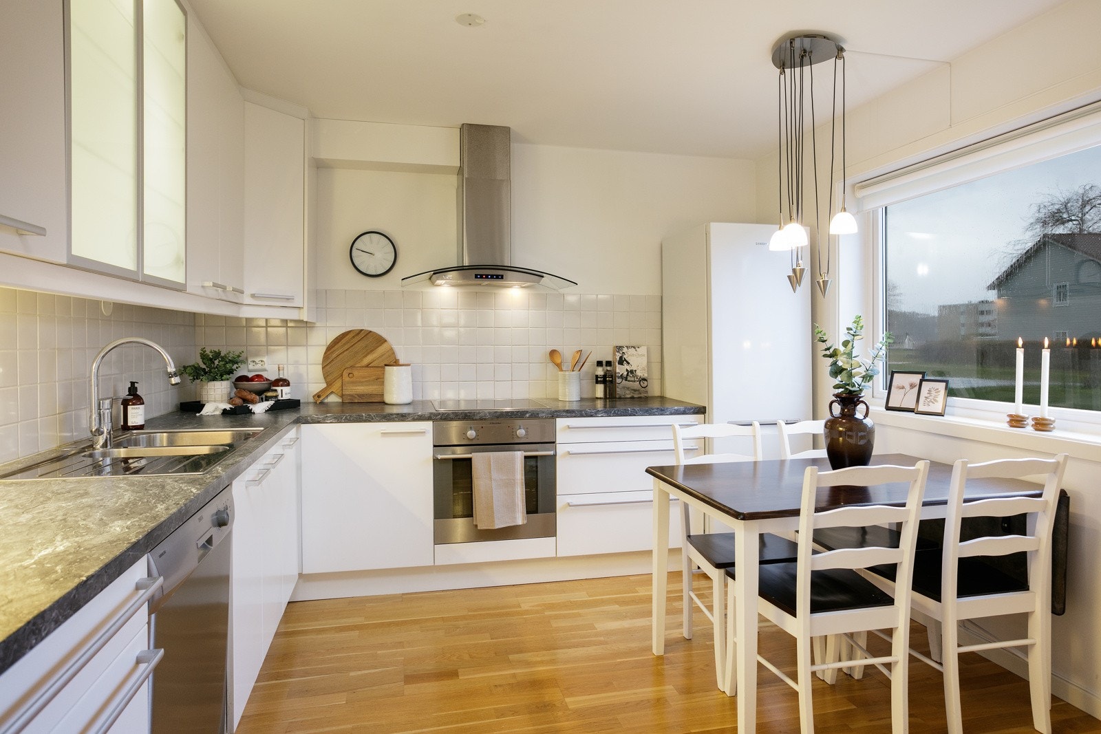 Fra kjøkkenet har man vindu mot vest, her er god plass til spisebord og innredningen er fra ca 2010 Galleribilde