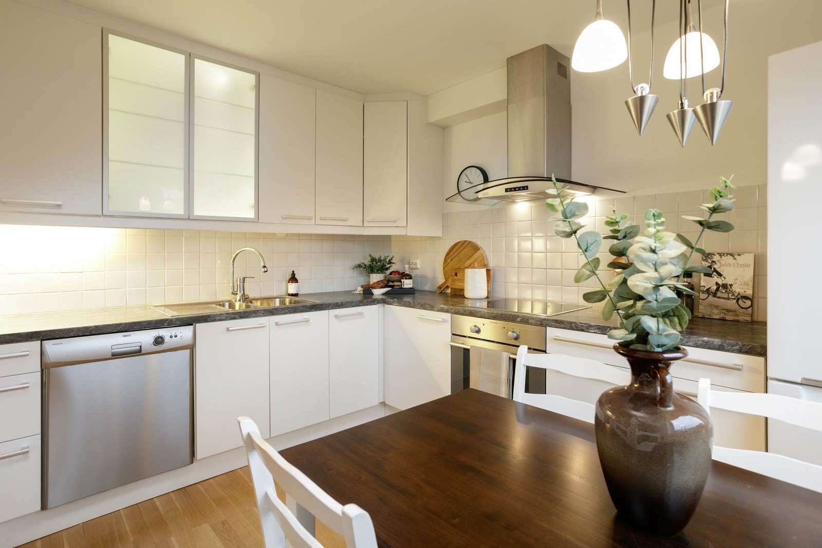 Kjøkkenet har takhøye fronter og integrerte hvitevarer, kjøl/fryseskap er frittstående. Galleribilde