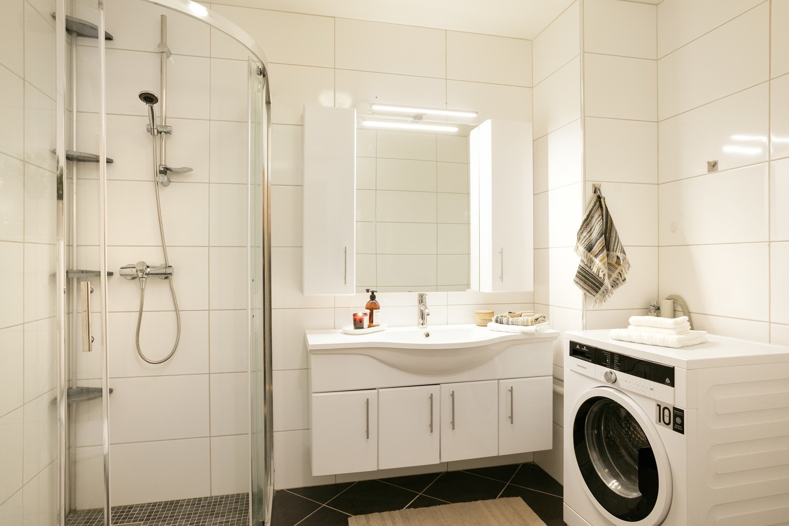 Det er god plass for vaskemaskin på badet, som for øvrig er overflateoppusset i ca 2010 Galleribilde