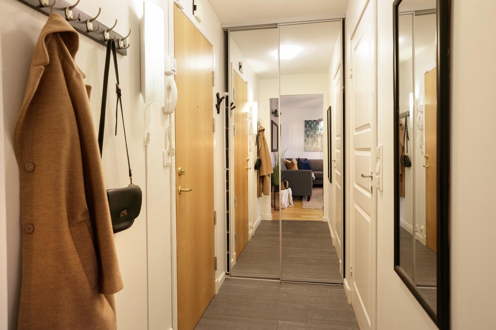 I gangen finnes en liten skyvedørsgarderobe med speilfronter, døren inn til høyre er til badet. Galleribilde