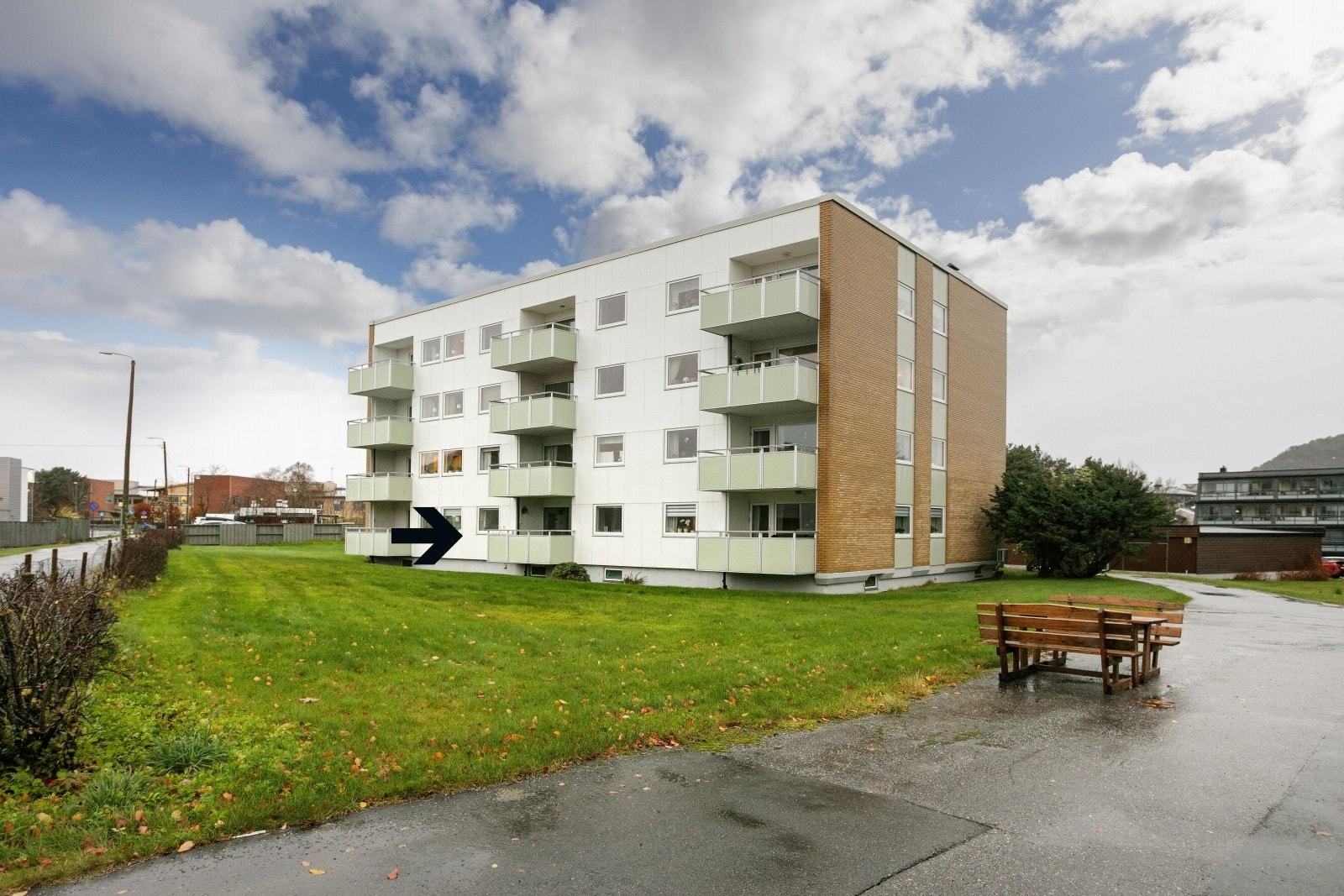 Veranda mot vest, Vika Terrasse i bakgrunnen. Du spaserer til Moa kjøpesenter på få minutter herfra. Galleribilde