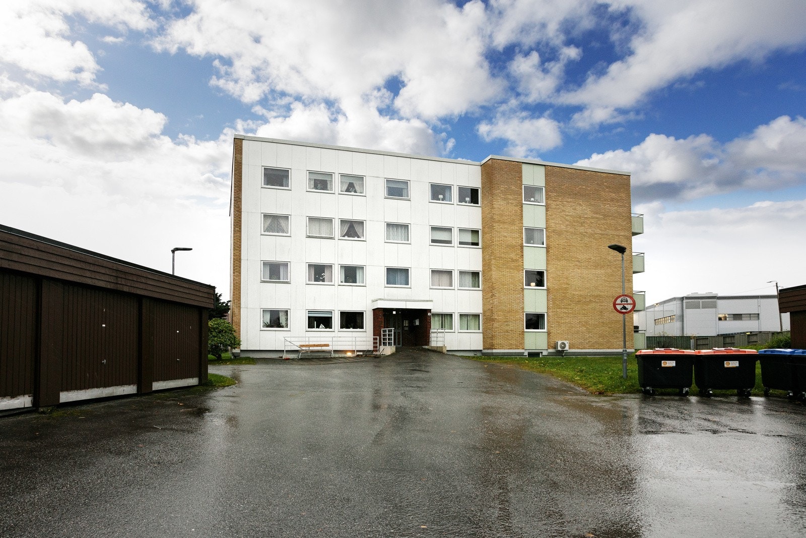 Asfaltert innkjørsel og enkel tilkomst med inngangsparti mot Vika Terrasse. Egen garasje medfølger leiligheten. Galleribilde