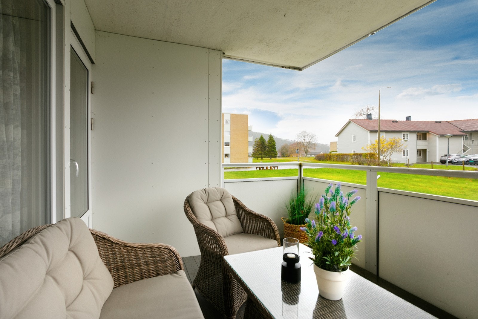 Koselig veranda mot vest med tilkomst fra stue. Galleribilde