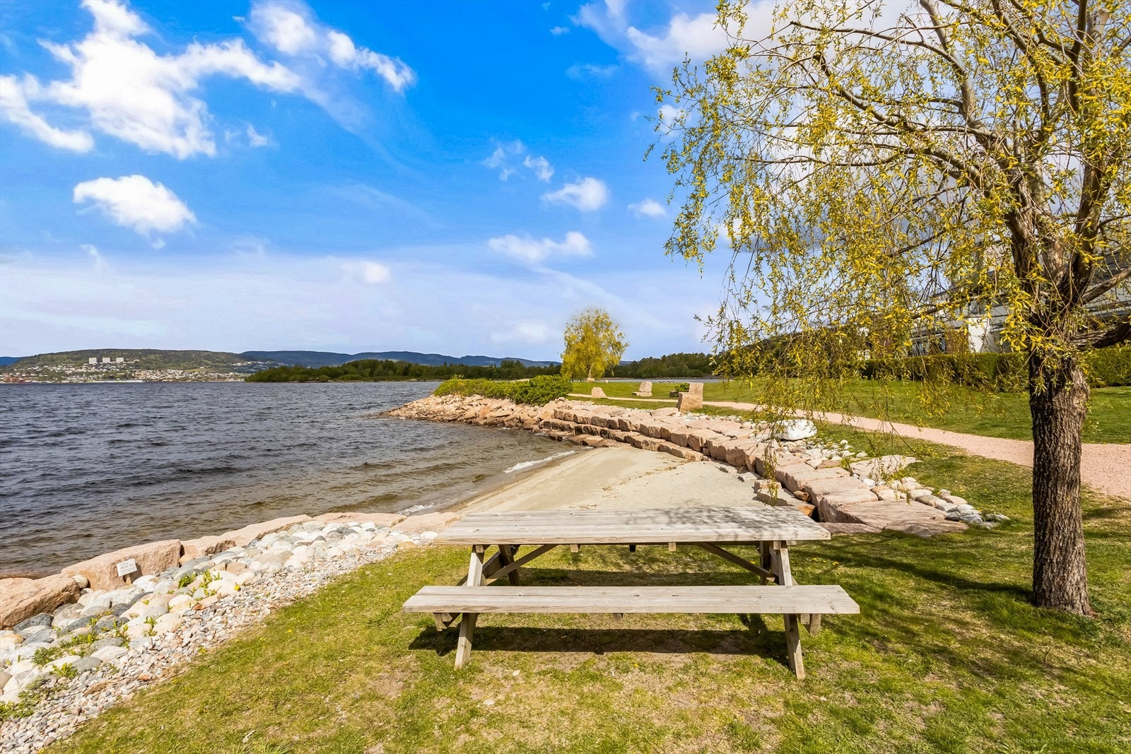Fin strand og sitteplasser på området Galleribilde