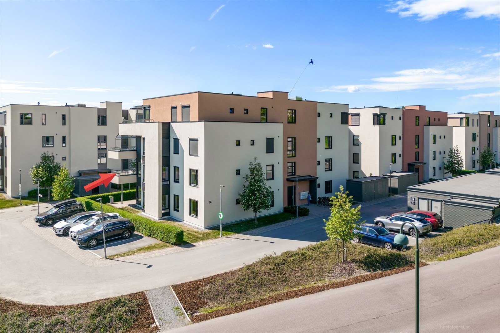 Felles inngangsparti med videre heis- og trappeadkomst i bygget
Fine uteområder med oppmerkede parkeringer. Galleribilde