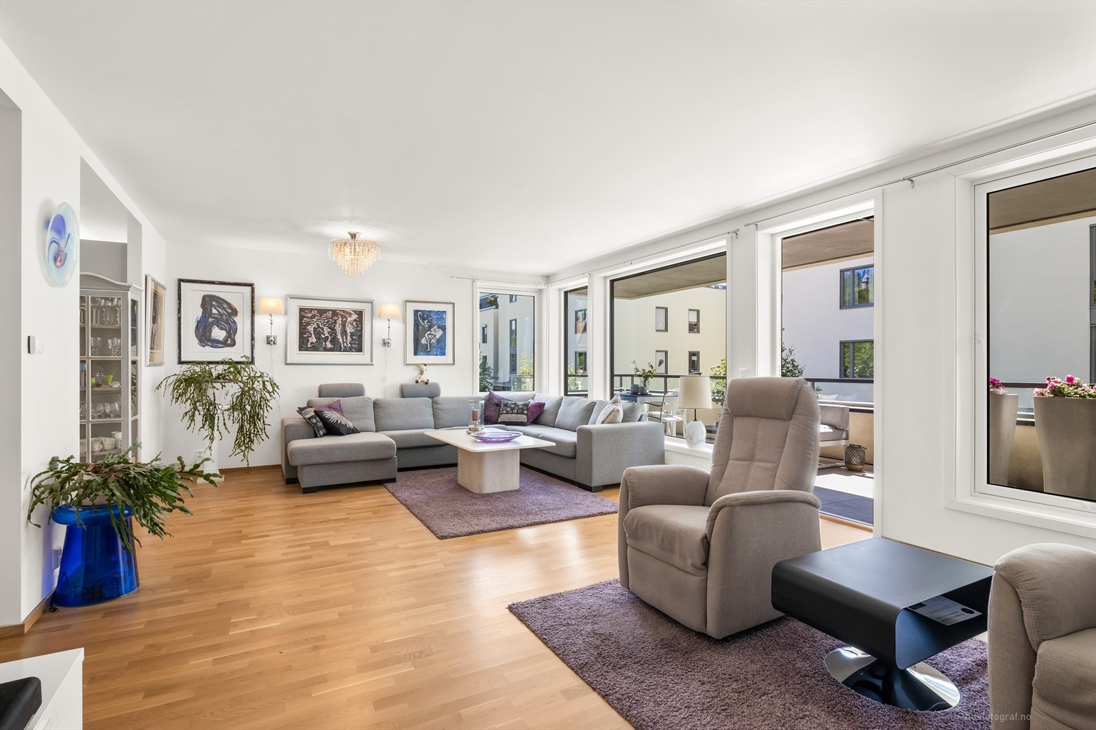 Pen velholdt selveierleilighet med 3 gode soverom og 2 bad- Stor terrasse med gode møbleringsmuligheter og utebod. Galleribilde