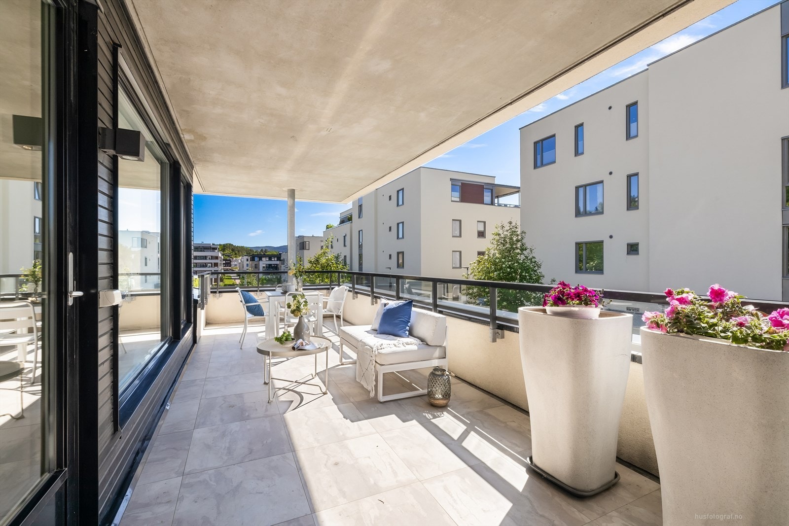 Flott terrasse med flislagt gulv og takoverbygg. Galleribilde