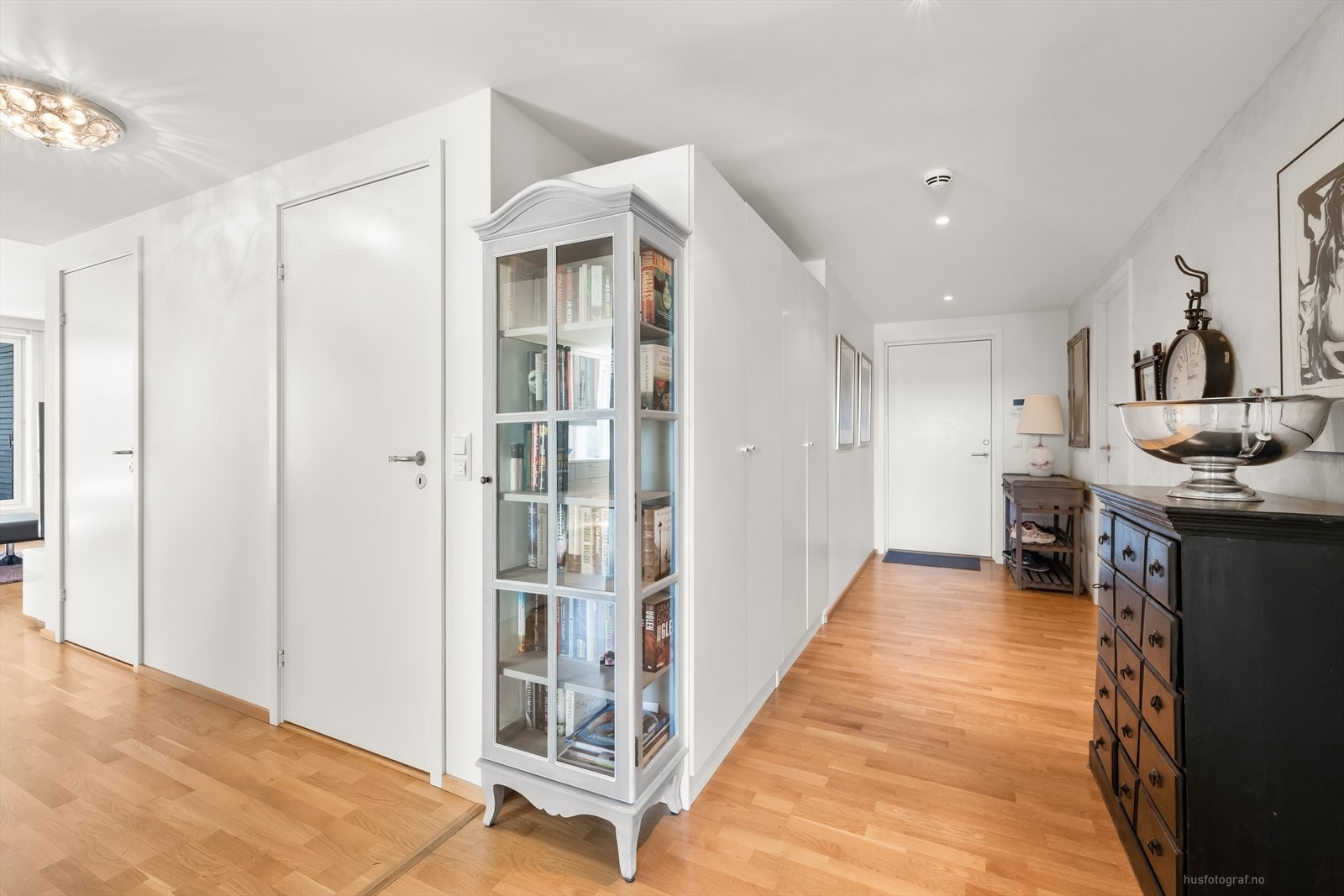 Entre/ gang med downlights i deler av himling Galleribilde