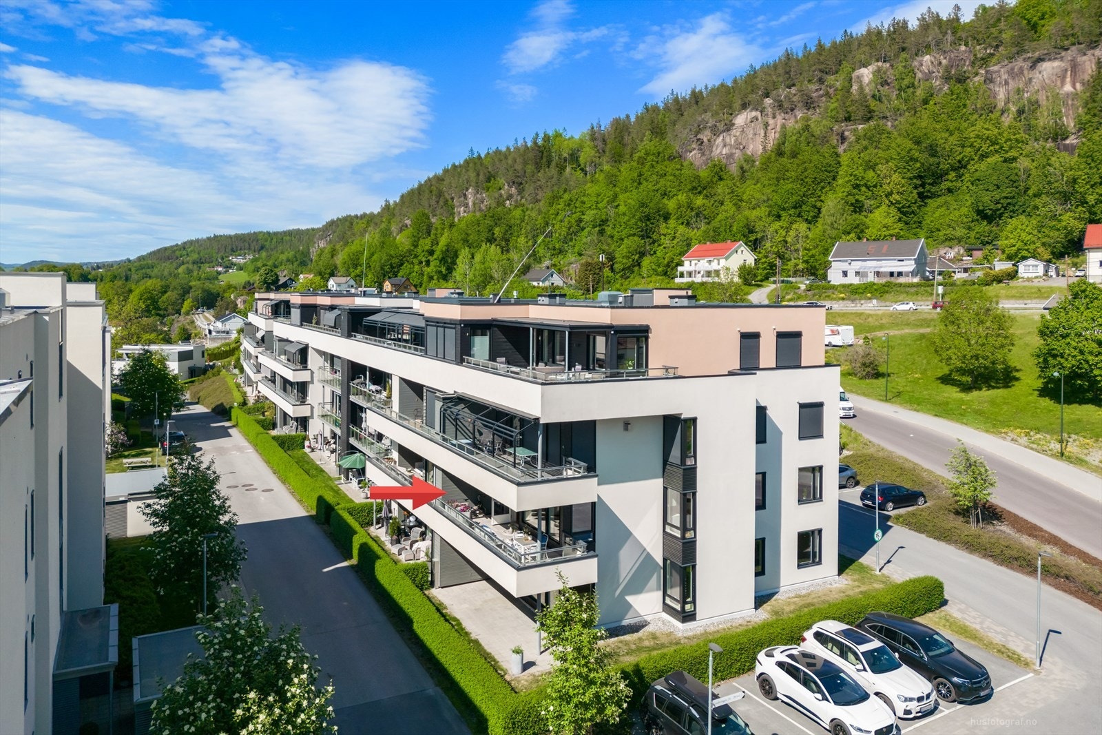 Leiligheten har en fin, rolig intern beliggenhet. Med stor overbygd terrasse. Her på Engersand kan du nyte å bo, strand, båtliv og flotte turområder. Galleribilde