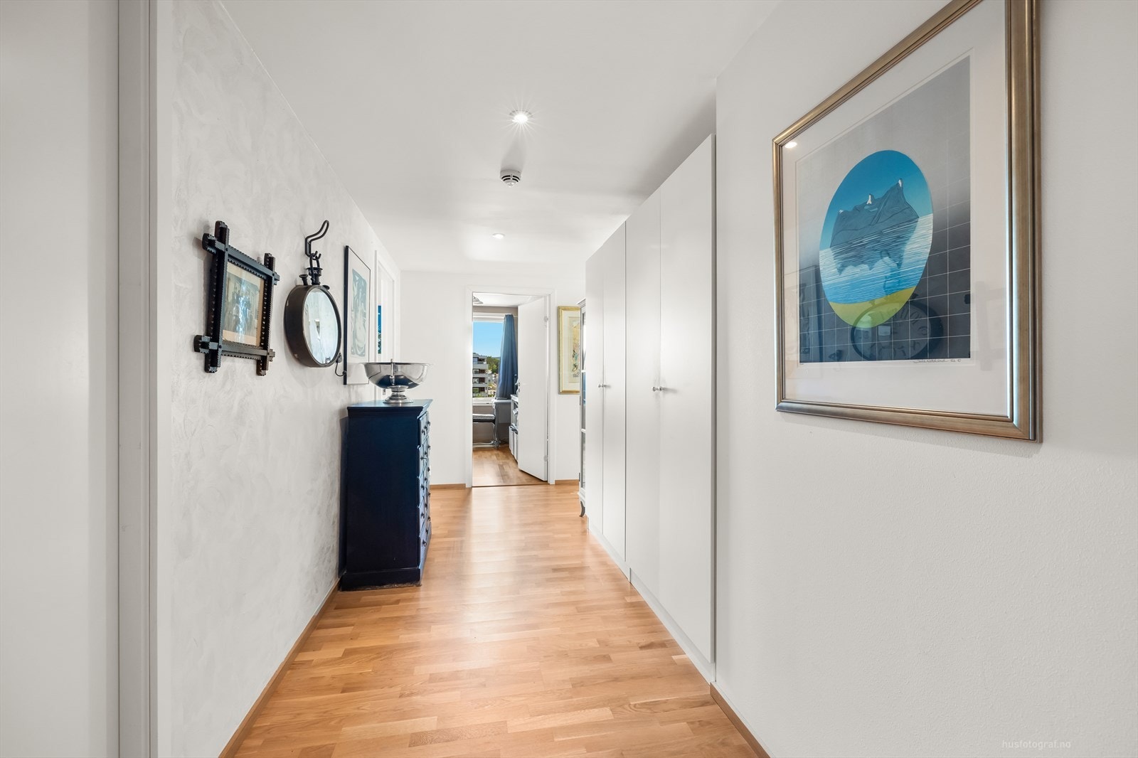 Lys og delikat gang med rikelig med garderobe. Galleribilde